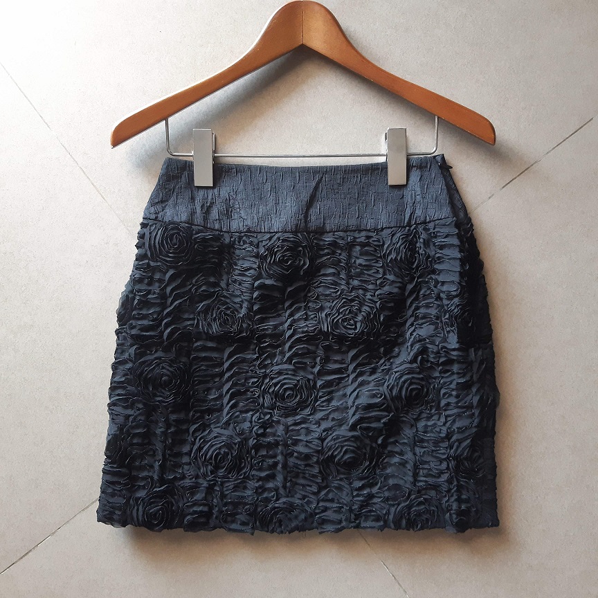กระโปรงสั้นสีดำผ้าลายกุหลาบ (Mini skirt)