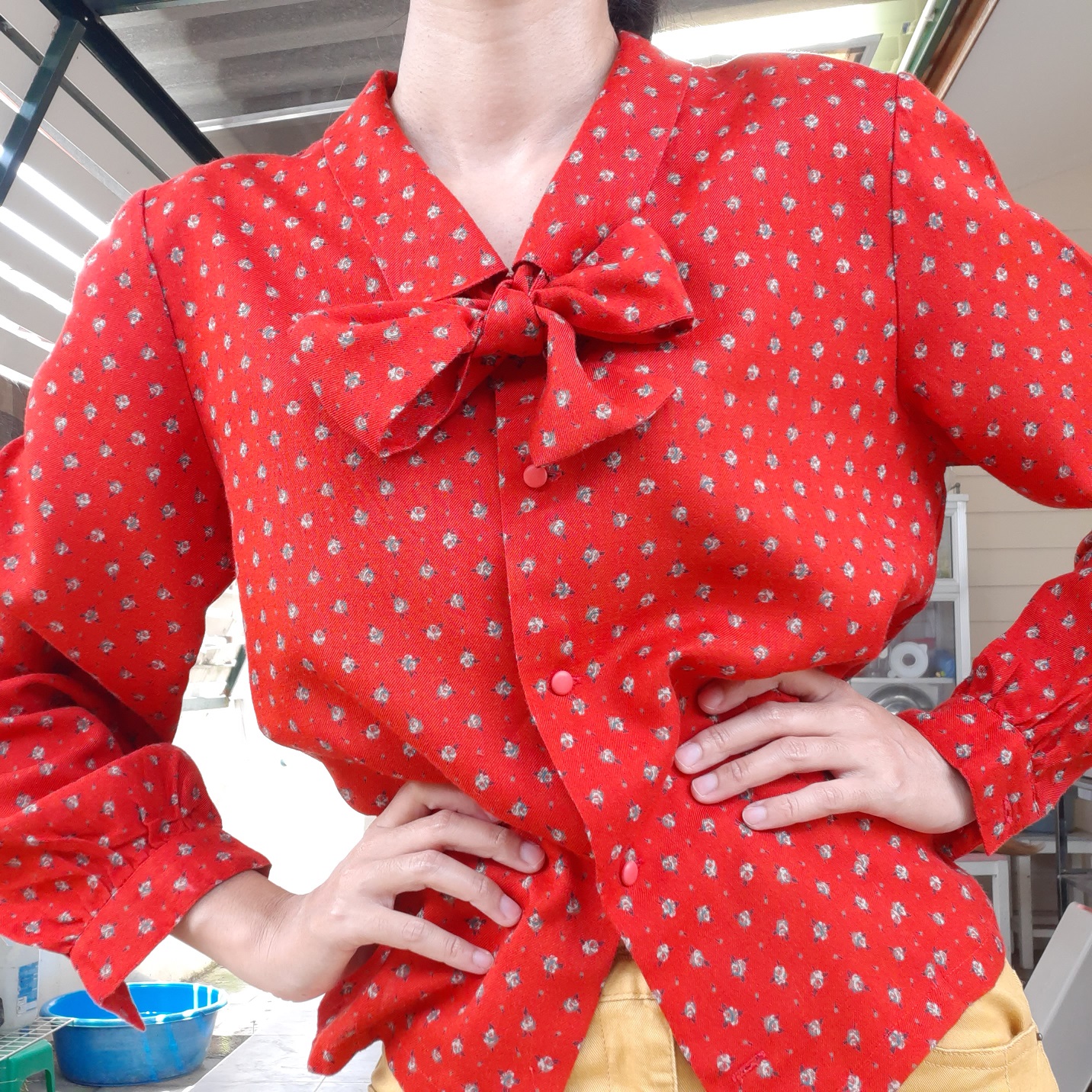 เสื้อเชิ้ตแขนยาวสีแดงแสด