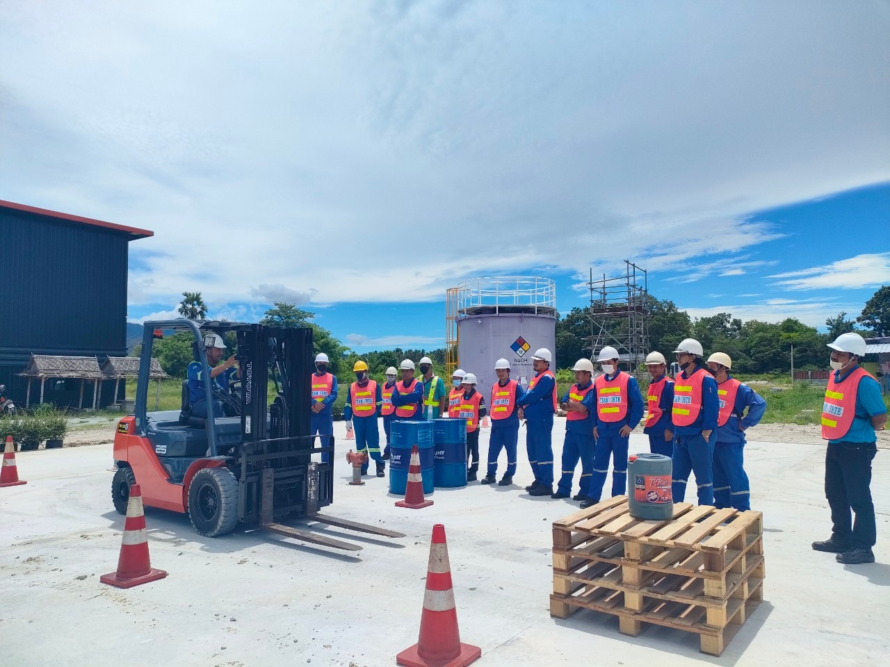 อบรมหลักสูตร Forklift โฟล์คลิฟท์ ตามกฎหมายใหม่ หลักสูตรการอบรมลูกจ้างซึ่งจะทำหน้าที่ผู้ขับรถยก