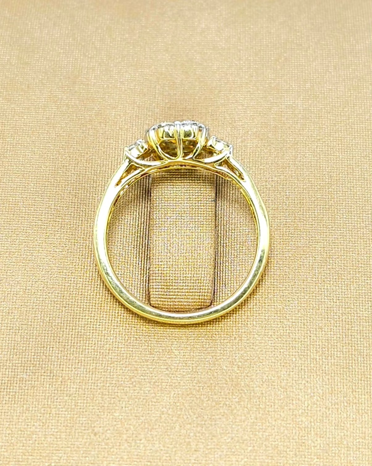 แหวนทองคำ 18K เพชรเกสร 5 ตัง 2 เม็ด 4 ตัง 7 เม็ด 1.5 ตัง 6 เม็ด รวม 47 ตัง น้ำ 98-100 ความสะอาด vvs ไซส์ 47 น้ำหนัก 2.11 กรัม ราคา 8900.-(Net)