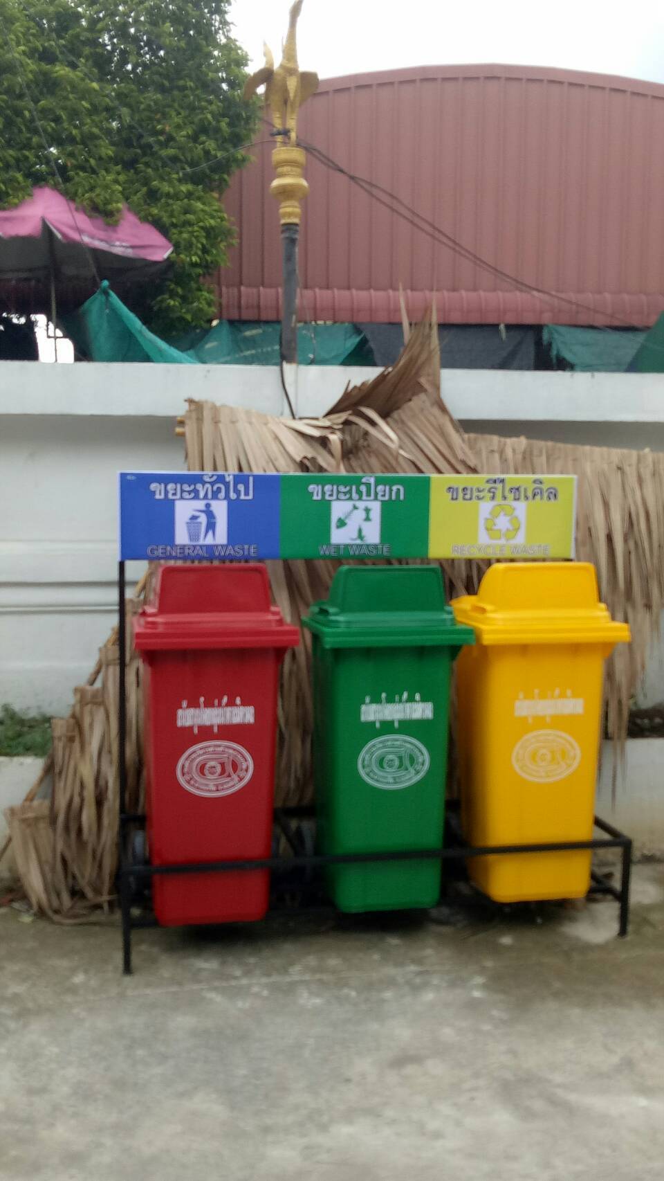 แท่นวางถังขยะ กทม. 120 ลิตร ขนาด 3 ช่อง มีป้ายแผงหลัง