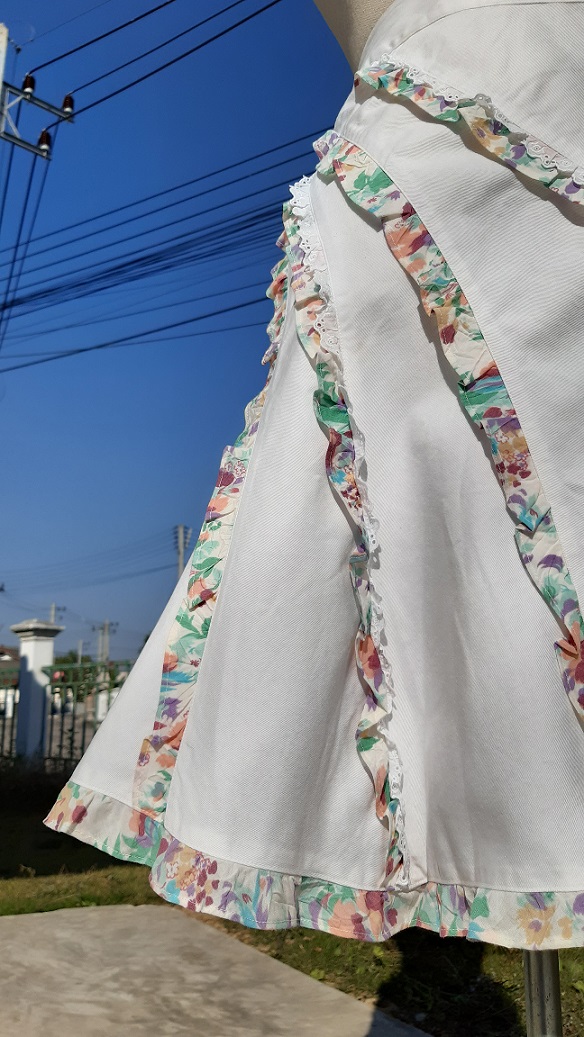 กระโปรงยีนส์สีขาว