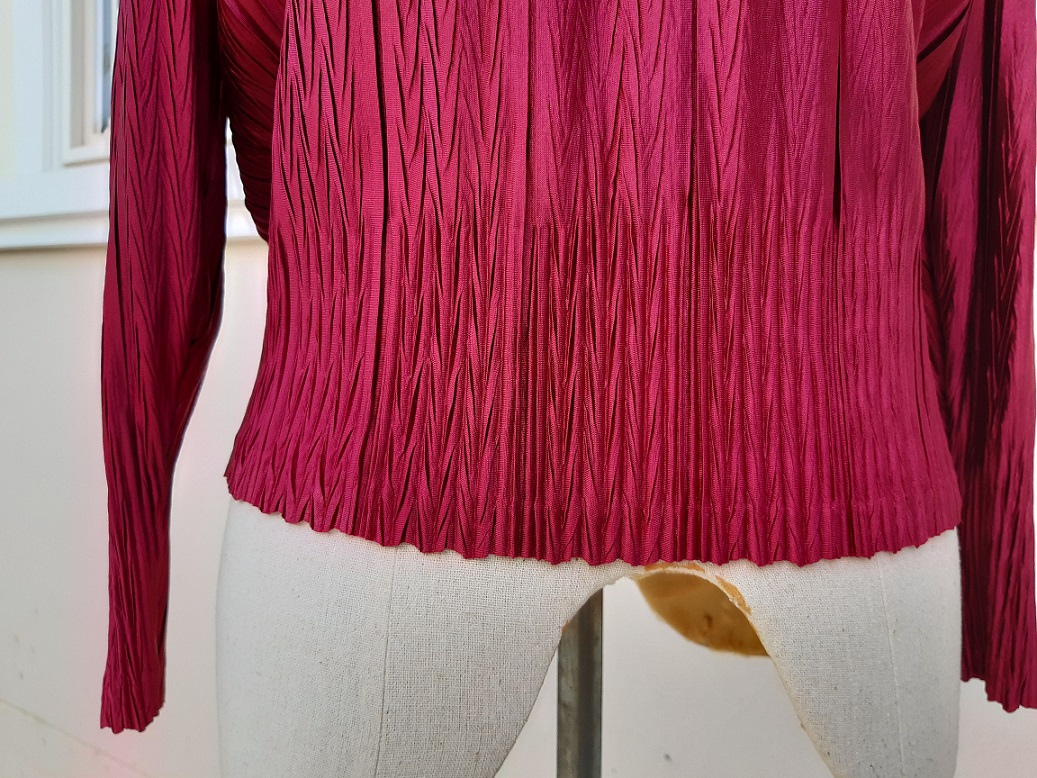 เสื้ออัดพลีทญี่ปุ่นสีแดง