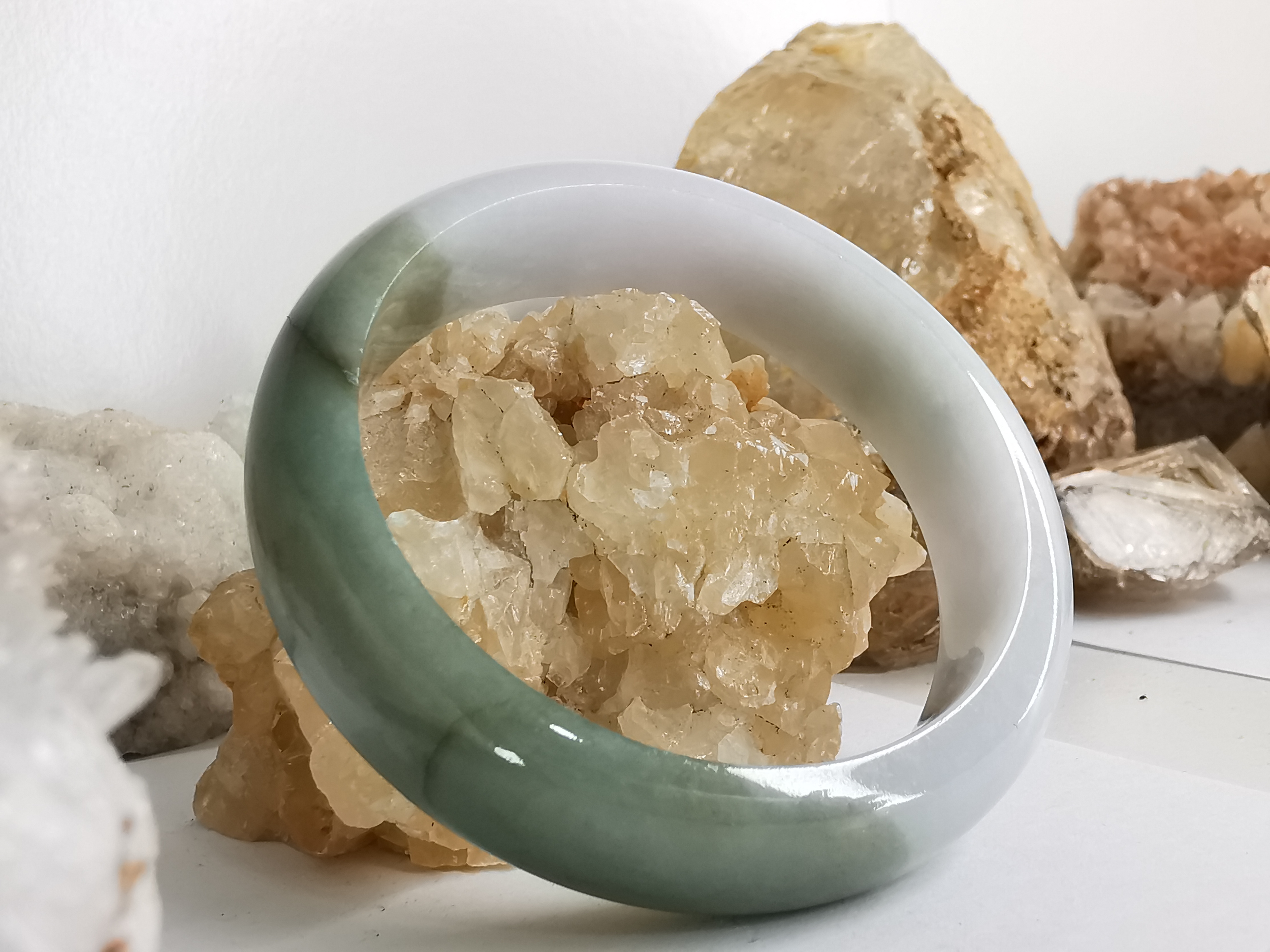 Green White Bangle กำไลหยกเจไดต์แท้ Diameter/ เส้นผ่านศูนย์กลางด้านใน 55 mm.