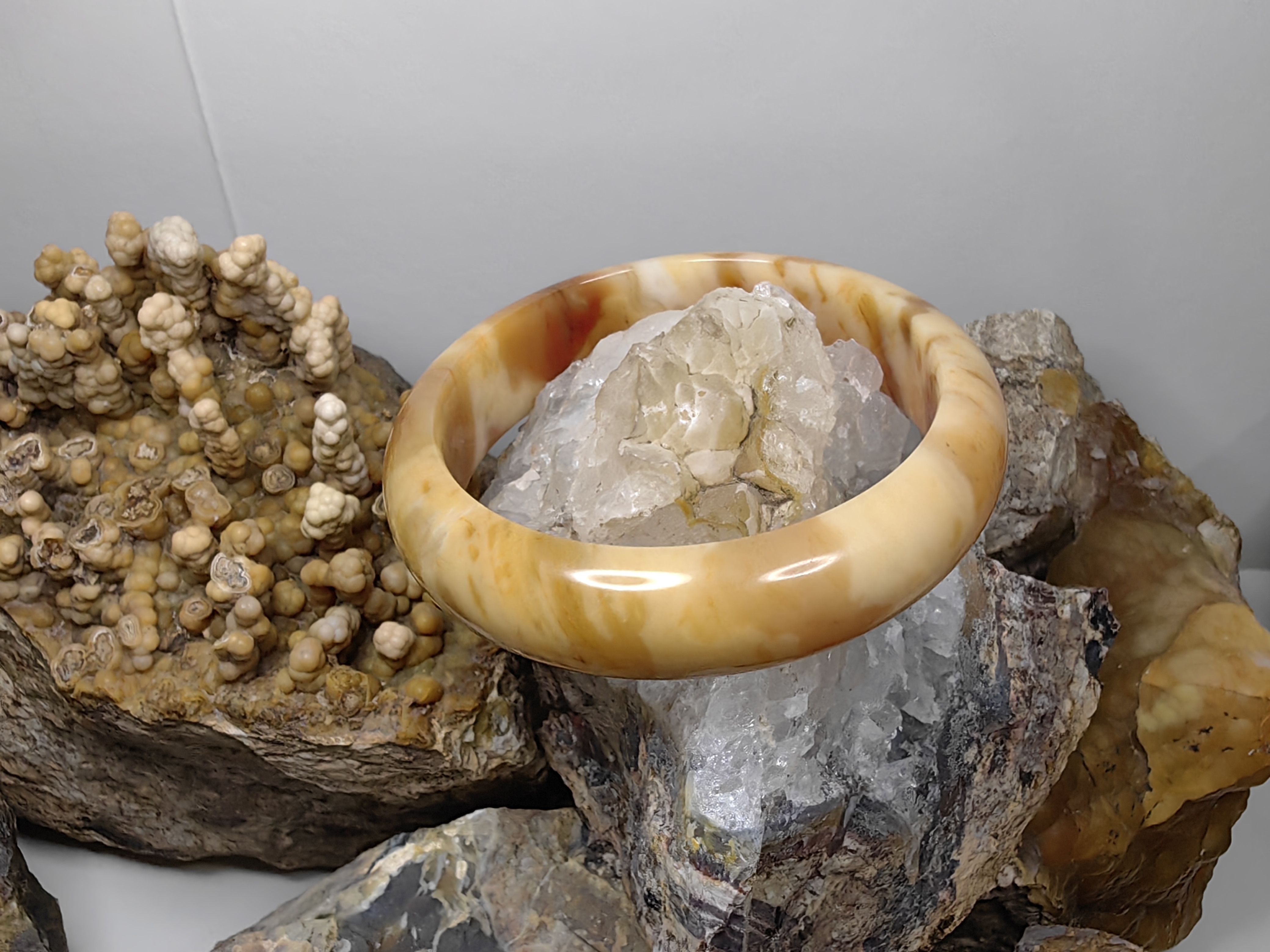 Burmese Carnelian Bangle Size 59 กำไลโมกุล คาร์นิเลียน พม่า Diameter/ เส้นผ่านศูนย์กลางด้านใน 59 mm.