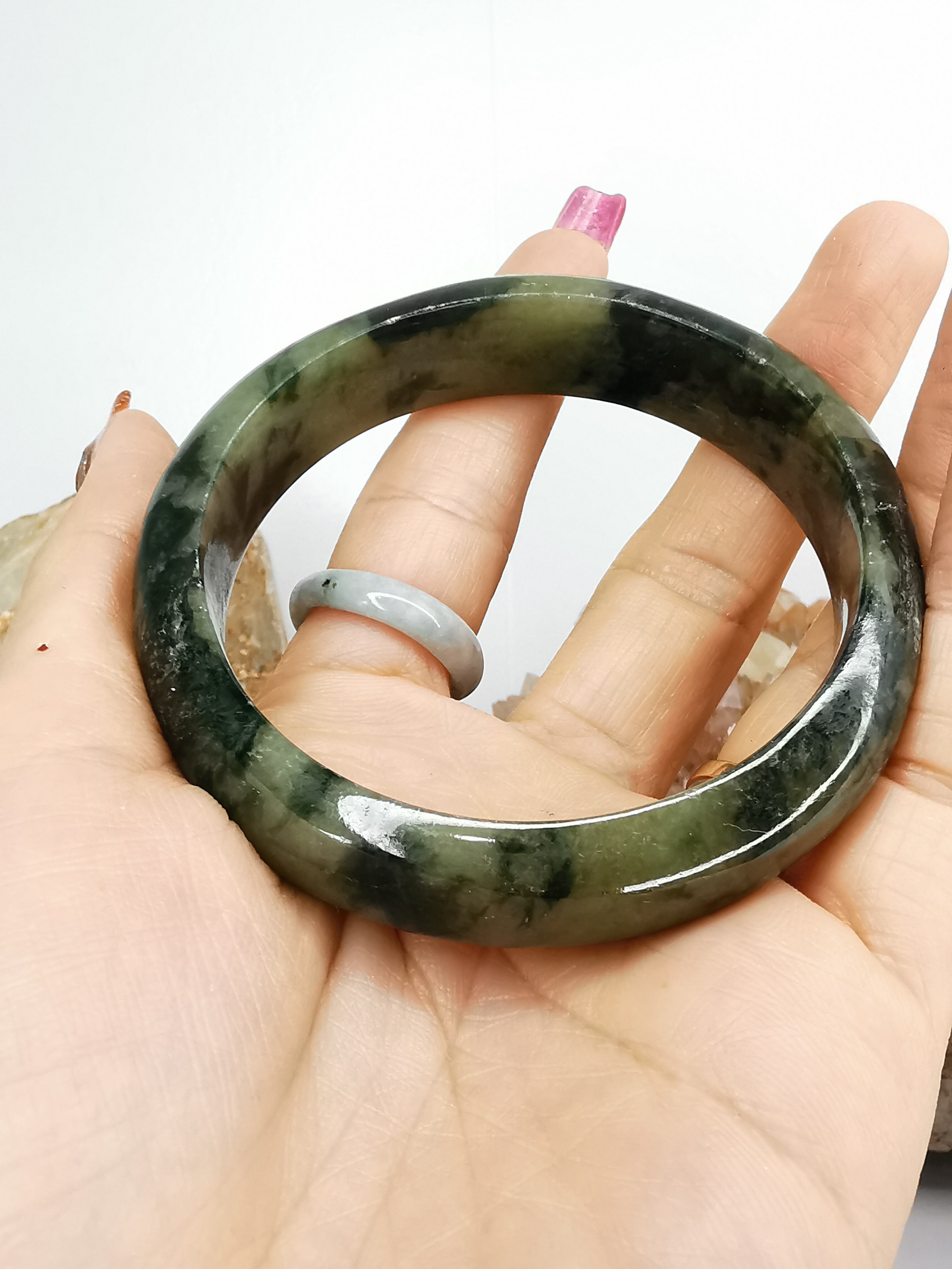 Green Jade Bangle กำไลหยกเจไดต์แท้ Diameter/ เส้นผ่านศูนย์กลางด้านใน 59 mm.