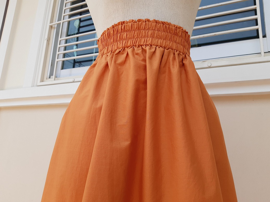 กระโปรงลูกไม้สีส้มแบรนด์ UNIQLO