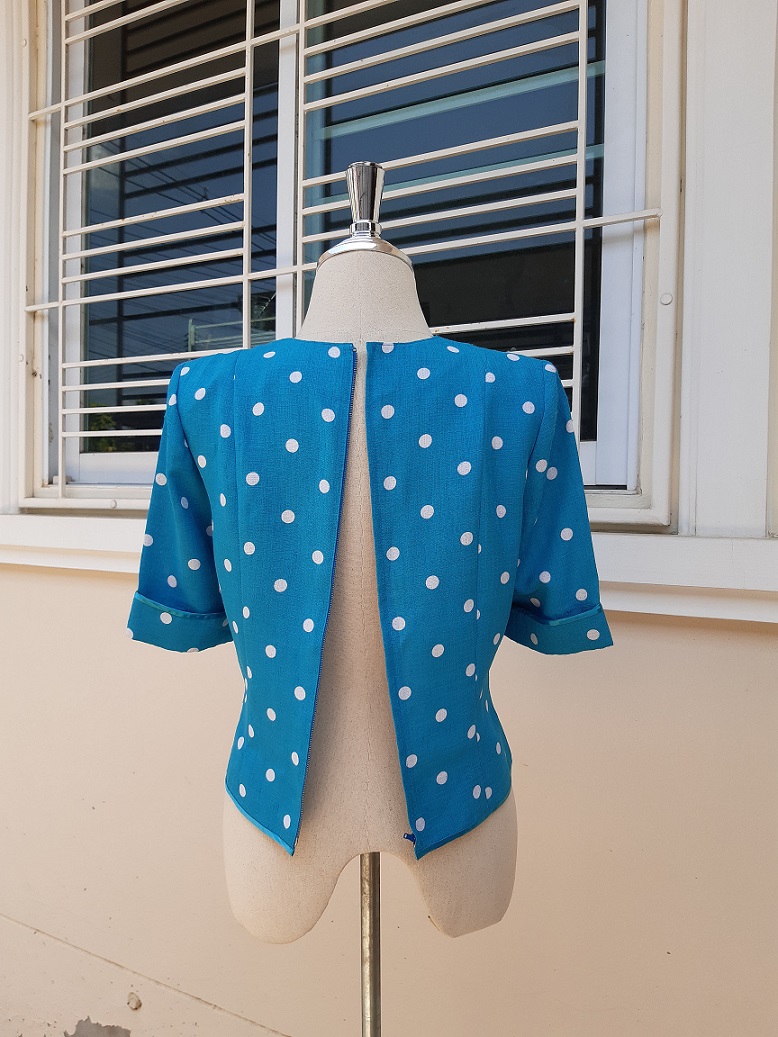 เสื้อสีฟ้าสดลาย polkadots งานญี่ปุ่น