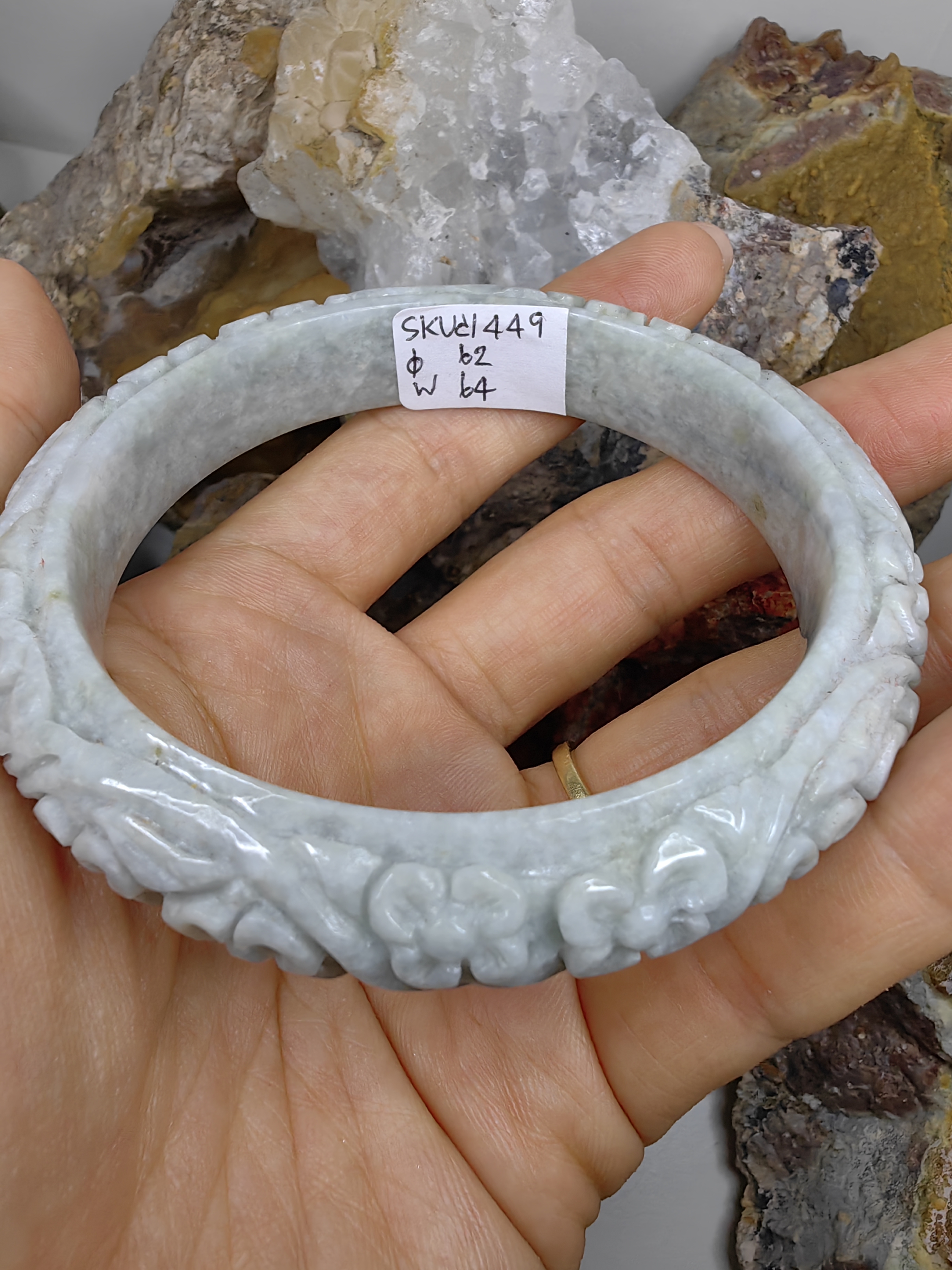 Carved Burmese Jadeite Bangle Size 62 กำไลหยกเจไดต์พม่าแกะสลัก Diameter/ เส้นผ่านศูนย์กลางด้านใน 62 mm.