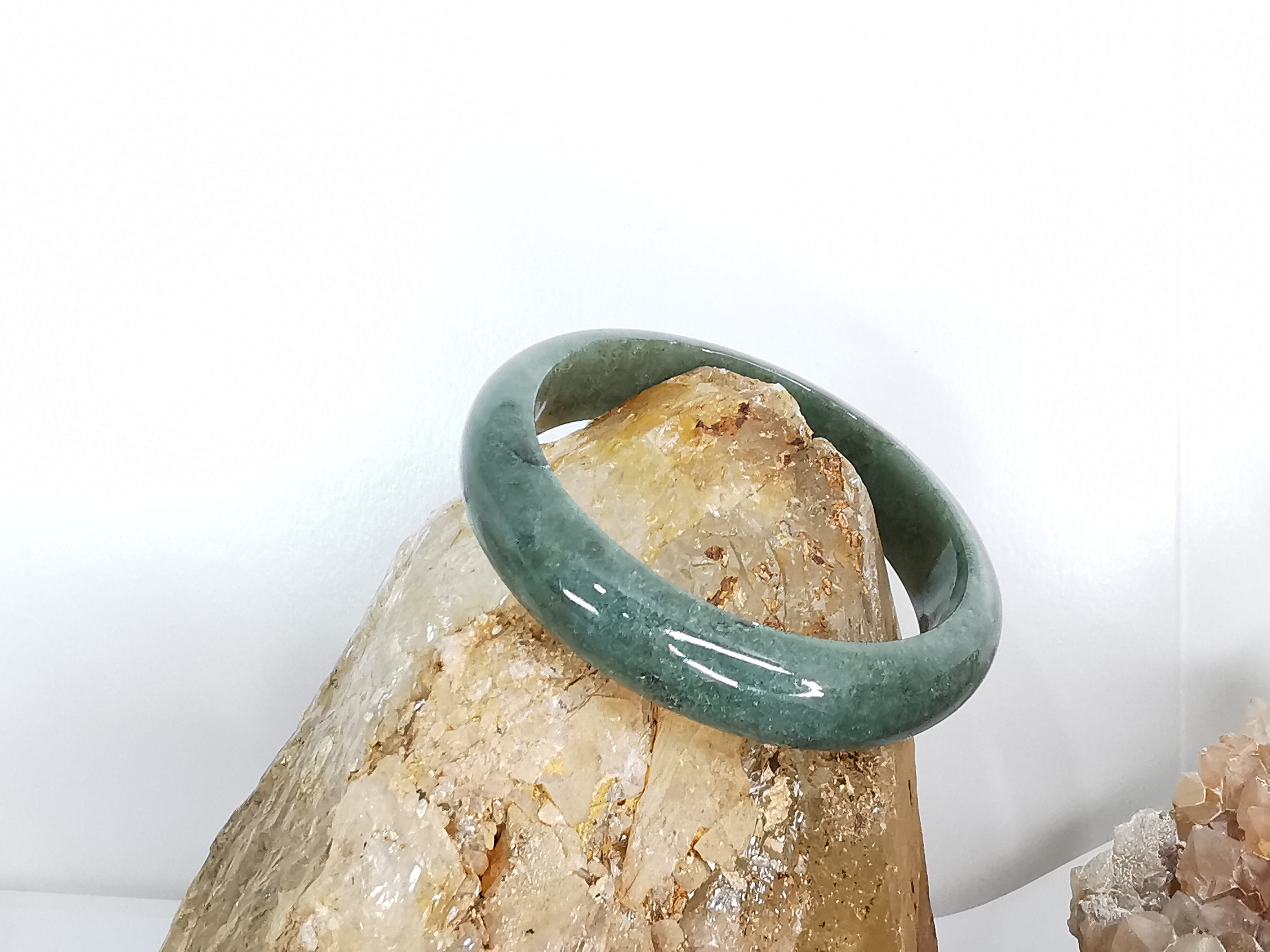 Green Bangle กำไลหยกเจไดต์แท้ Diameter/ เส้นผ่านศูนย์กลางด้านใน 58 mm.