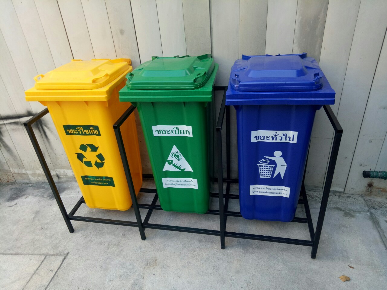 แท่นวางถังขยะ กทม. 120 ลิตร ขนาด 3 ช่อง ไม่มีป้ายแผงหลัง