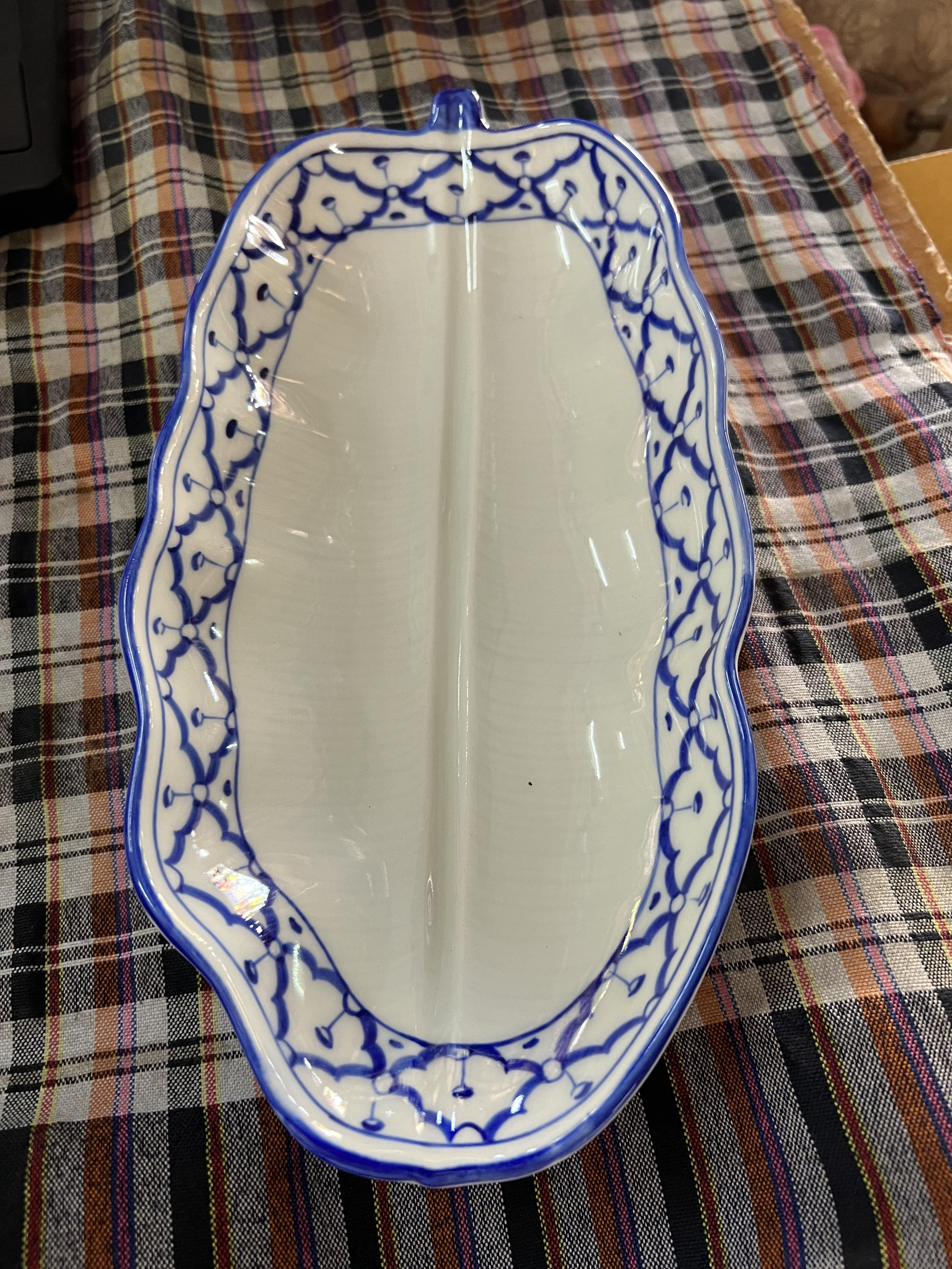 จานใบตองลายไทย10"