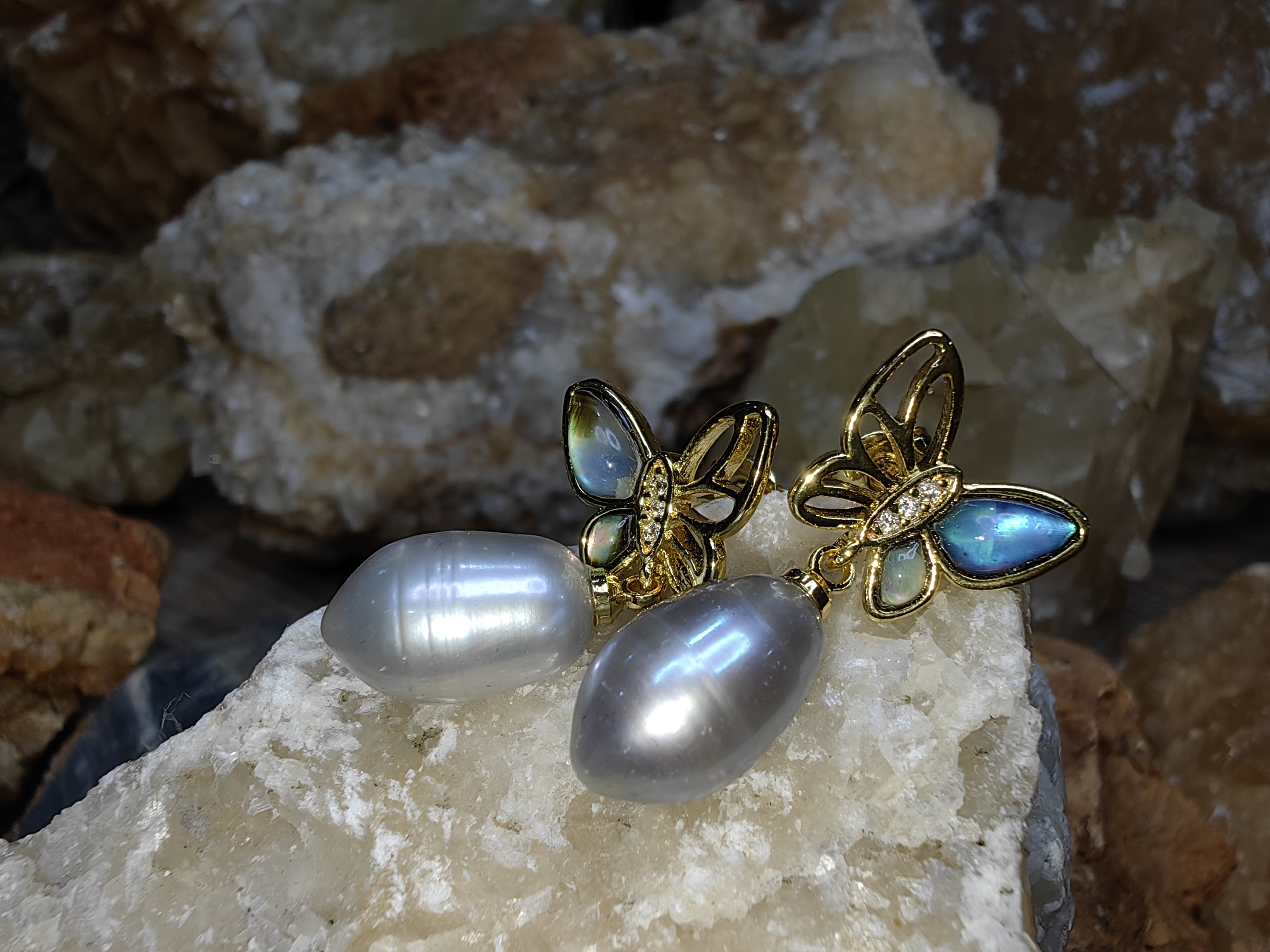 ต่างหูไข่มุกเลี้ยงธรรมชาติ เปลือกหอย เพชรสวิส Natural Cultured Pearl Mother of Pearl Swiss Diamond Earrings