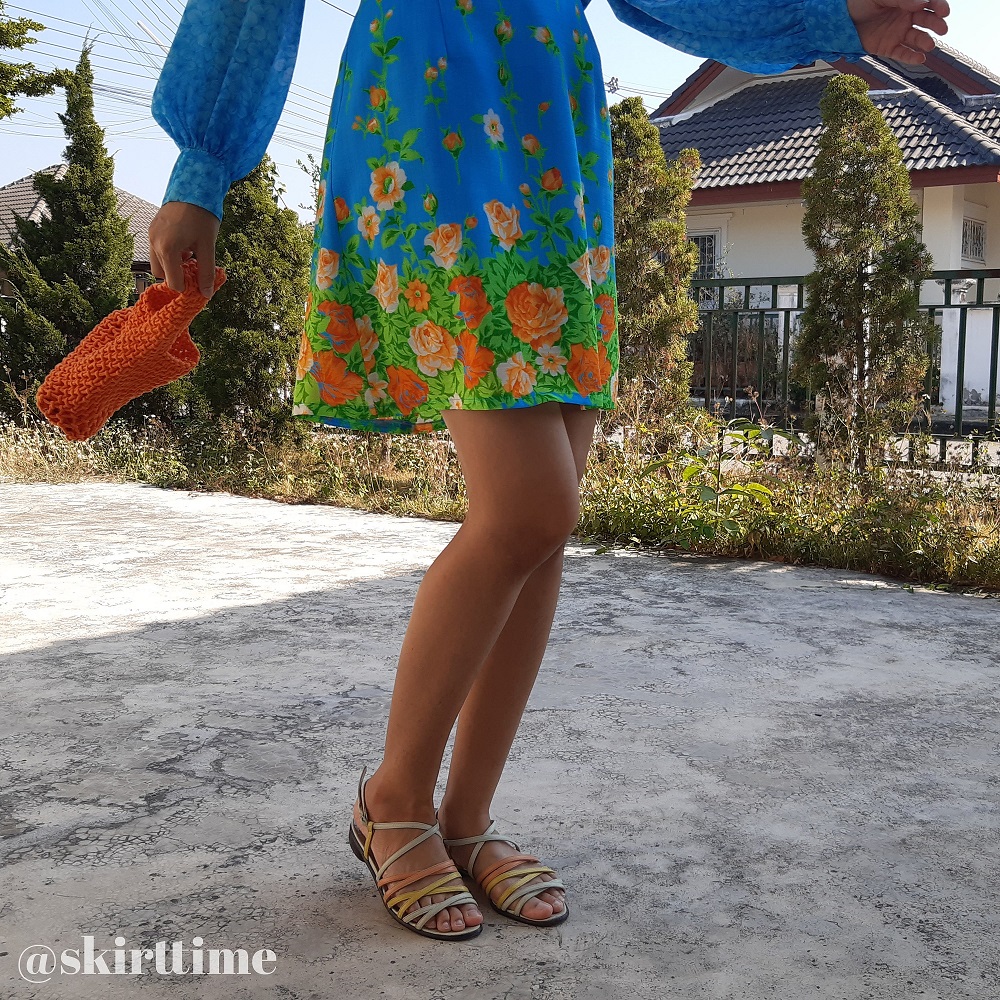 กระโปรงสั้นทรงเอสีฟ้าลายดอกกุหลาบสีส้ม (Vintage skirt)