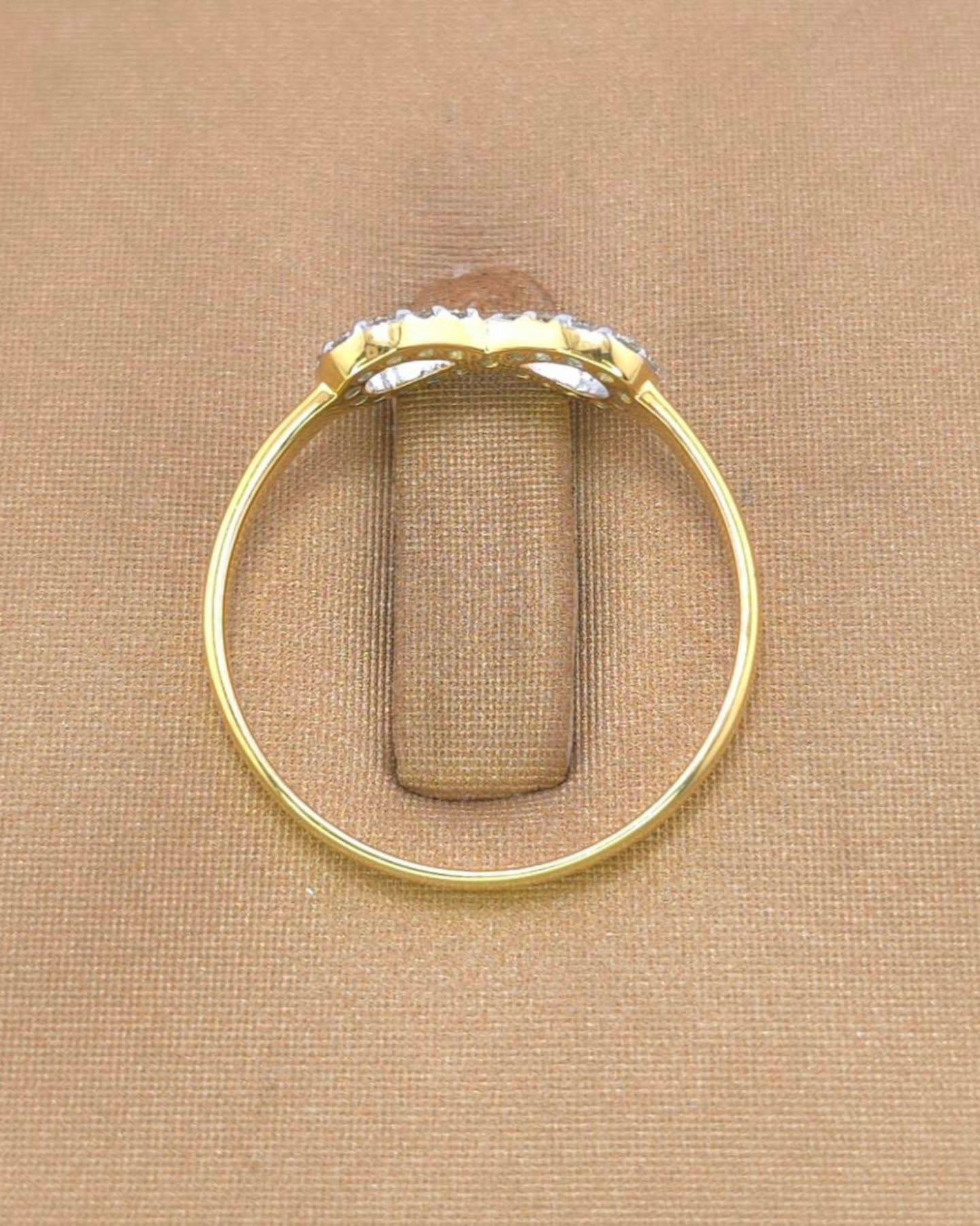 แหวนทองคำ 14K เพชรเกสร 1 ตัง 21 เม็ด รวม 21 ตัง น้ำ 95-96 ความสะอาด vvs-vs ไซส์ 51 น้ำหนัก 1.31 กรัม ราคา 4,550.-(Net)