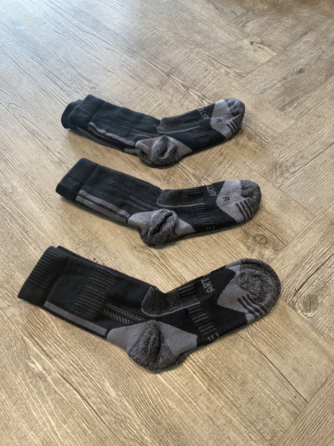 G 220666 ถุงเท้ากีฬาสีดำเทา ราคาเช่า 30 บาท ต่อ 1 วัน