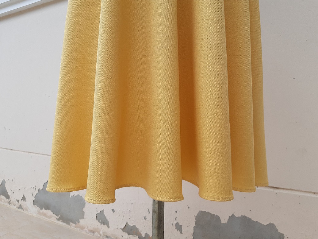 กระโปรงบานเอวสม็อคสีเหลือง