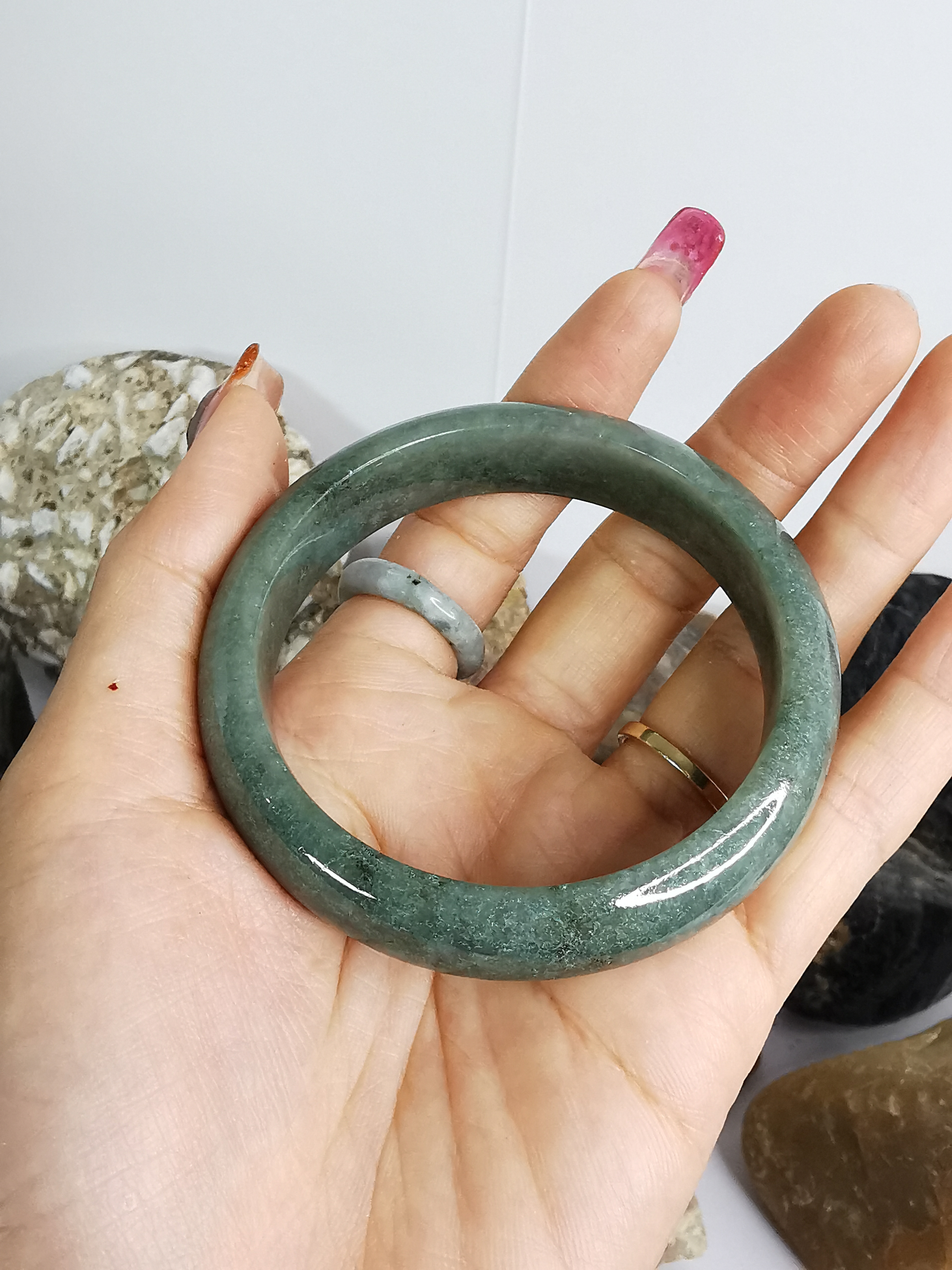 Green Bangle กำไลหยกเจไดต์แท้ Diameter/ เส้นผ่านศูนย์กลางด้านใน 58 mm.
