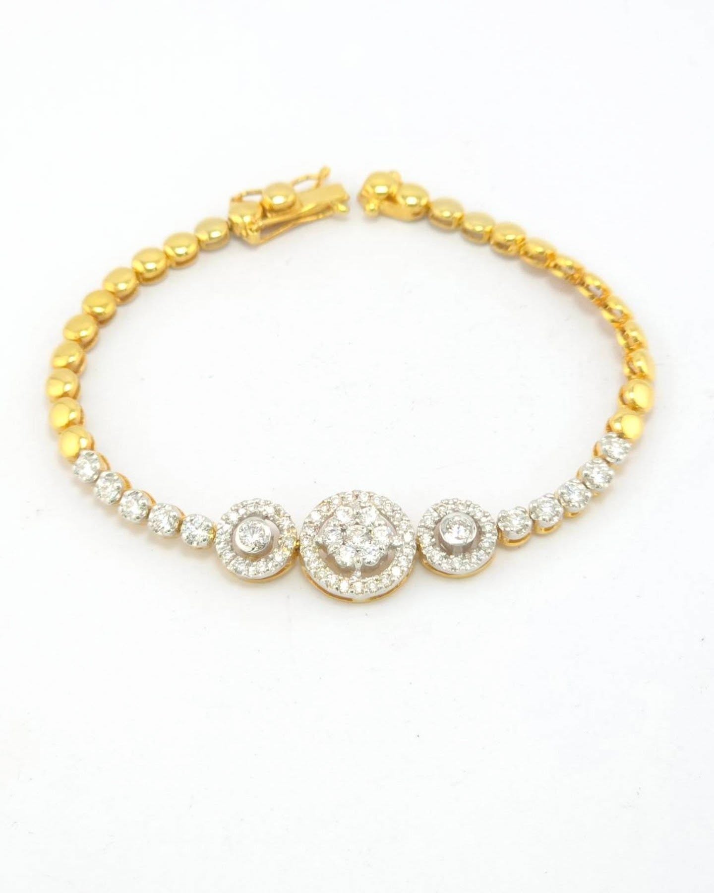 สร้อยข้อมือทองคำ 18K เพชรเกสร 6 ตัง 1 เม็ด 5 ตัง 2 เม็ด4 ตัง 10 เม็ด 3 ตัง 6 เม็ด 0.8 ตัง 42 เม็ด รวม 1.076 กะรัต น้ำ 98-100 ความสะอาด if-vs ความยาว 6 นิ้ว(15.25ซม) หน้ากว้าง 3-11 มิล สภาพสวยมาก น้ำหนัก 8.5 กรัม ราคา 31,900.-(Net)