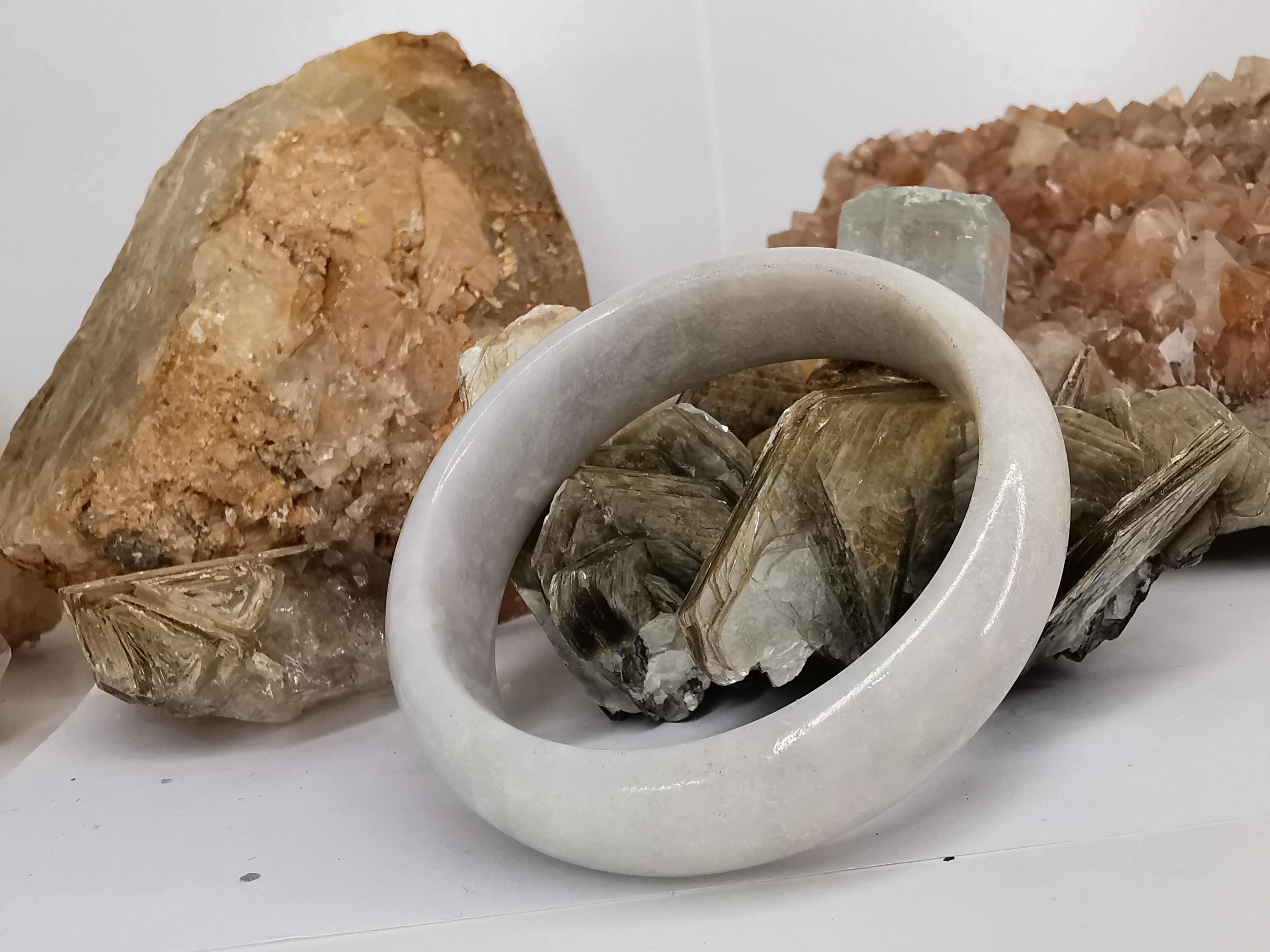 White Green Jade Bangle กำไลหยกเจไดต์แท้ Diameter/ เส้นผ่านศูนย์กลางด้านใน 54 mm.