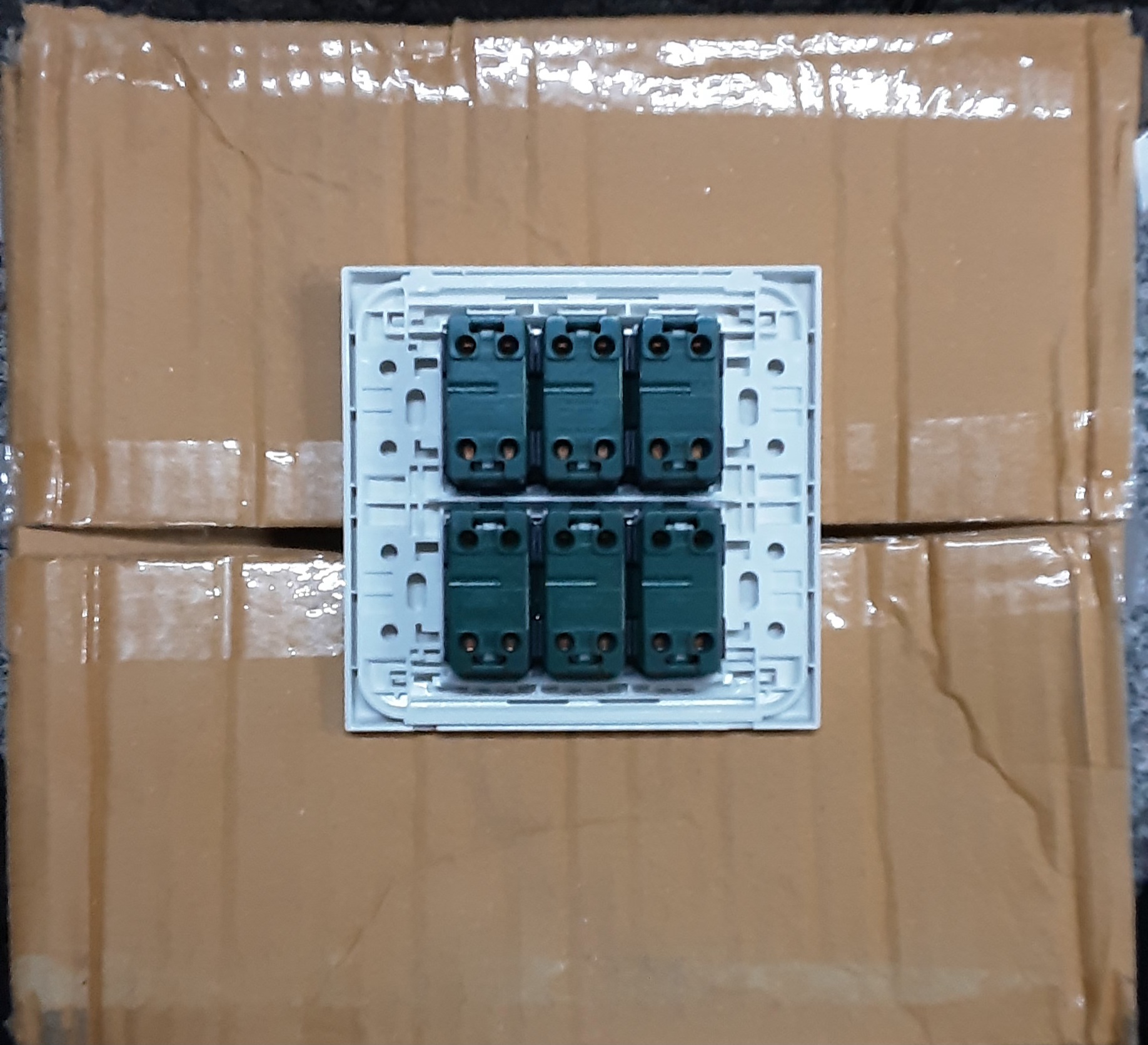 ชุดสวิตซ์ไฟสำเร็จ Panasonic สวิตซ์ 6 ช่อง พร้อมหน้ากาก 6 ช่อง บล็อกลอย4x4 สีขาว