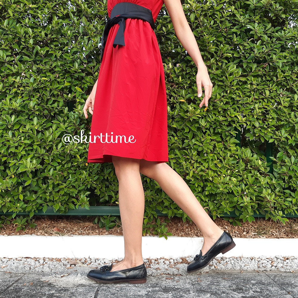 เดรสสีแดง ผูกโบว์สีดำ