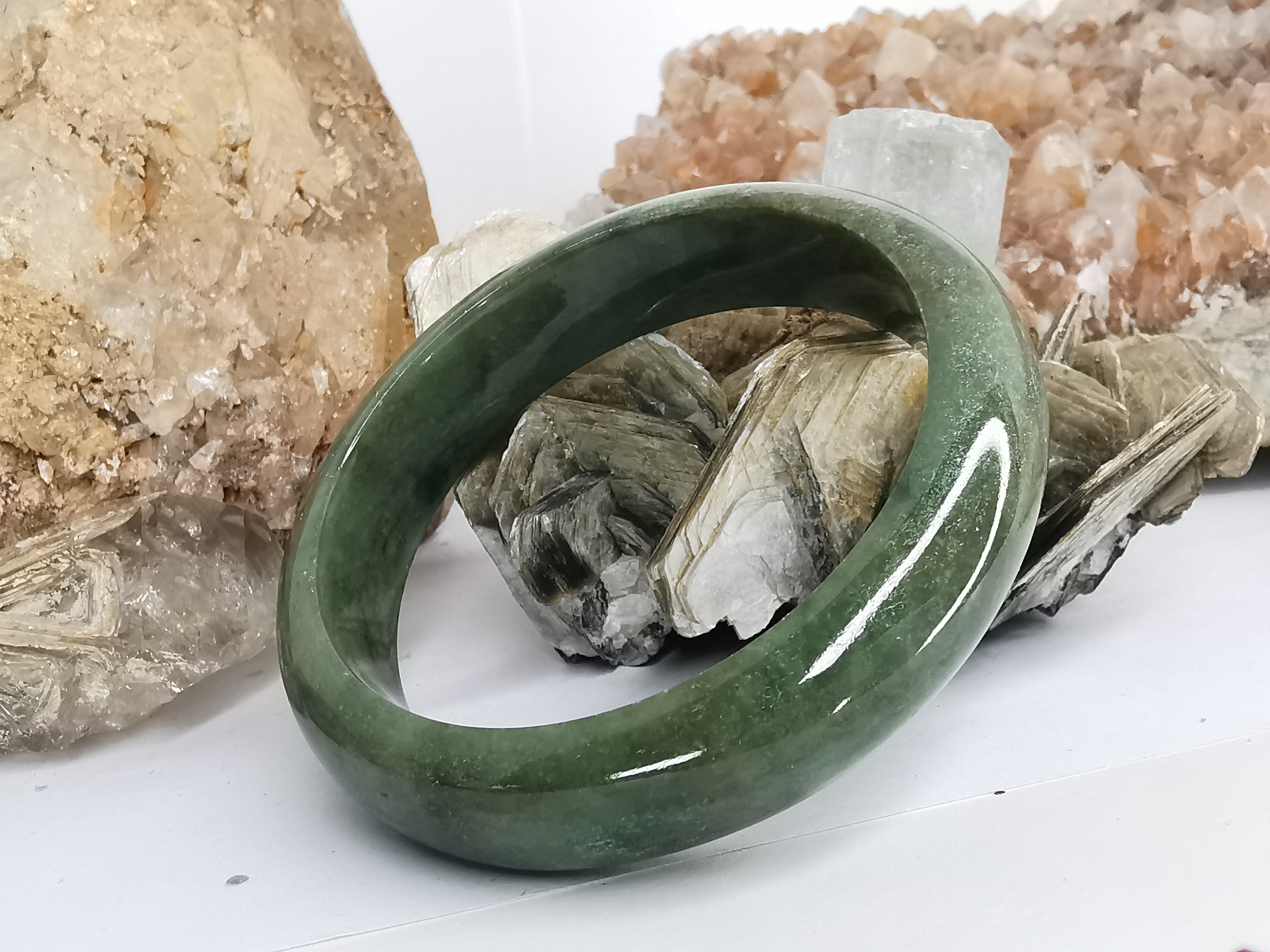 Green Bangle กำไลหยกเจไดต์แท้ Diameter/ เส้นผ่านศูนย์กลางด้านใน 58 mm.