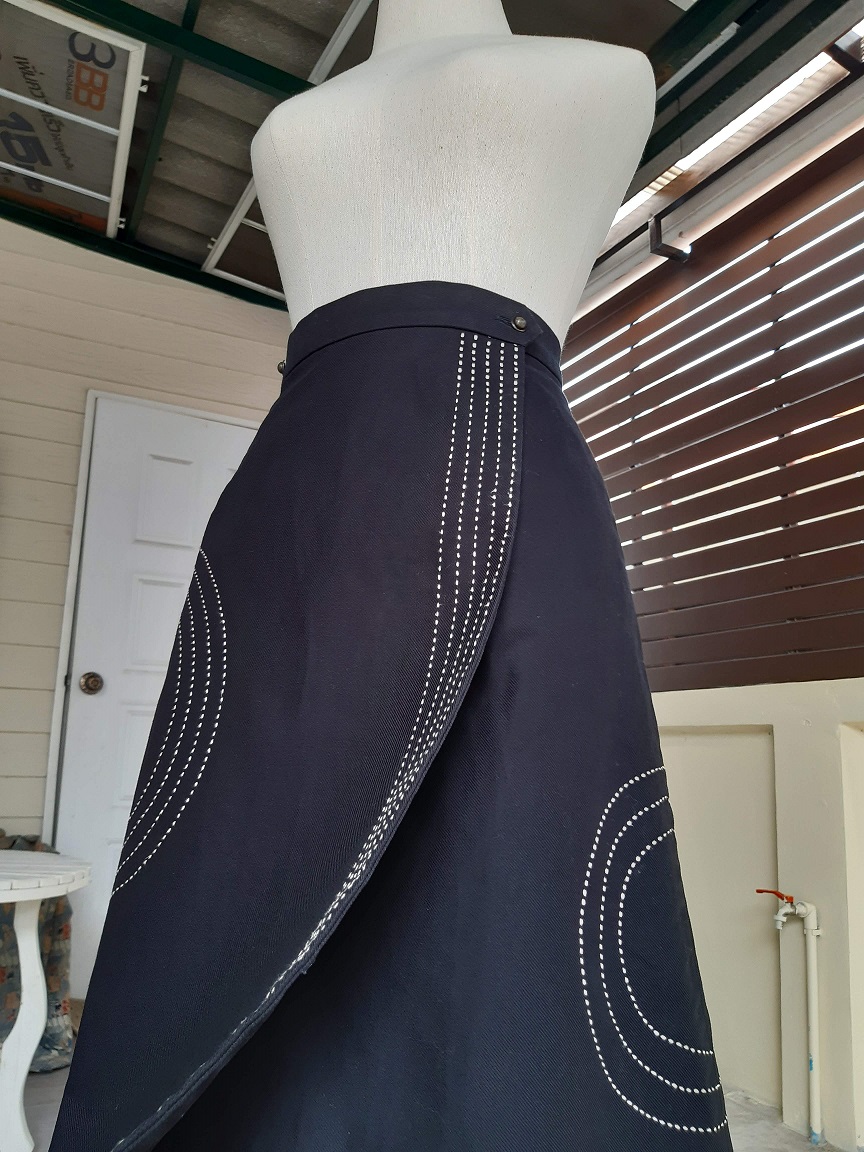 กระโปรงป้ายข้างสีดำทรงเอ