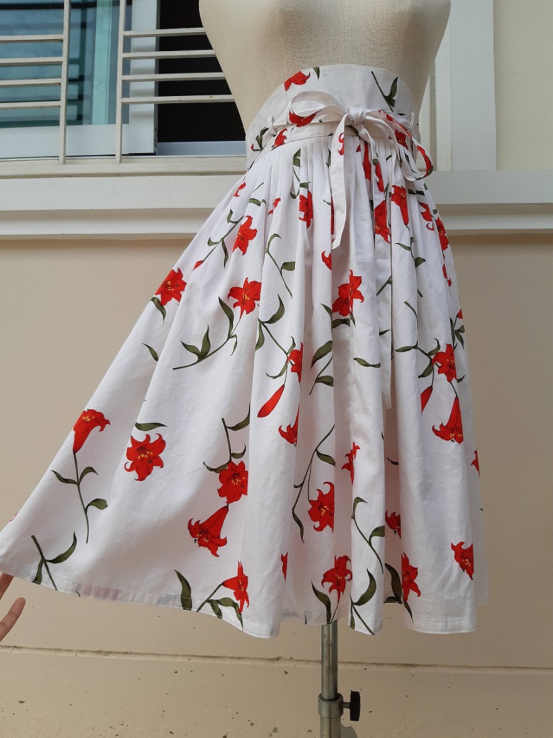 กระโปรงสีขาวลายดอกไม้สีแดงแสด