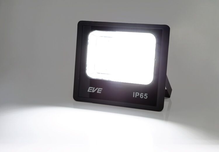 สปอร์ตไลท์โซล่าเซลล์ LED Dawn 100w พร้อมรีโมท และ แผงโซล่าเซลล์ เดย์ไลท์, วอร์มไวท์ EVE A1