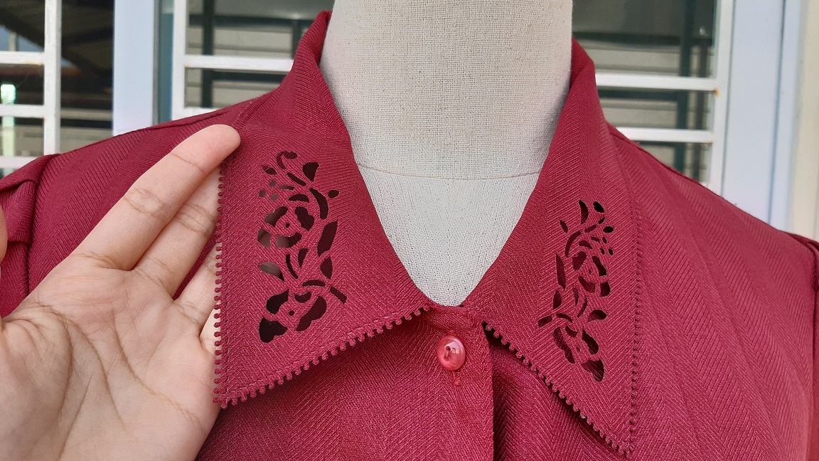 เสื้อเชิ้ตฉลุปก สีแดงเปลือกลิ้นจี่