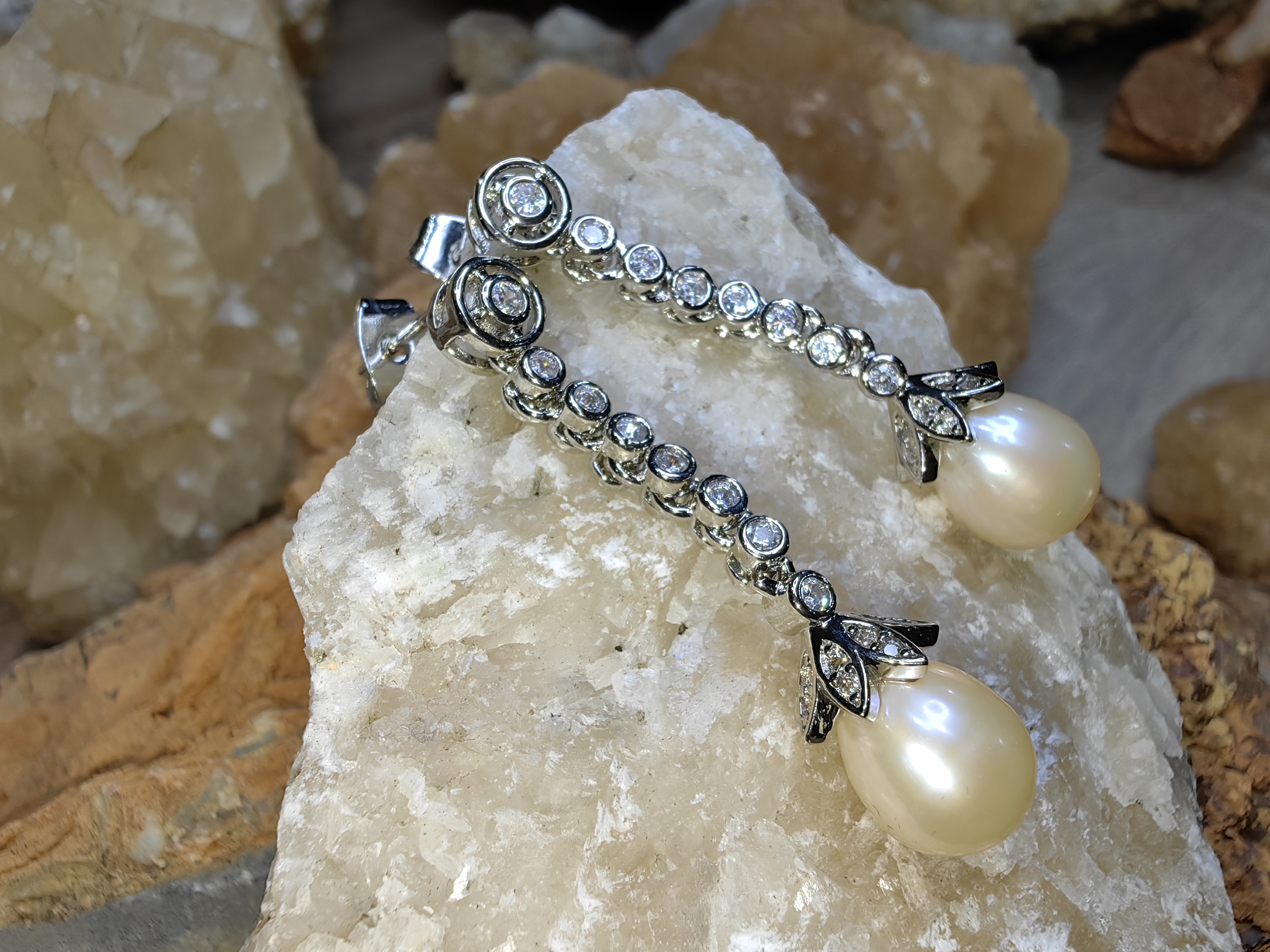 ต่างหูไข่มุกเลี้ยงธรรมชาติ เปลือกหอย เพชรสวิส Natural Cultured Pearl Mother of Pearl Swiss Diamond Earrings