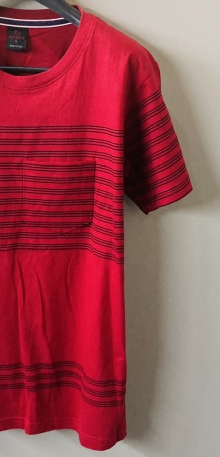 G 220473 เสื้อยืดคอกลมแดงลายขวางดำ TJ SPORT ราคาเช่า 30 บาท ต่อ 1 วัน
