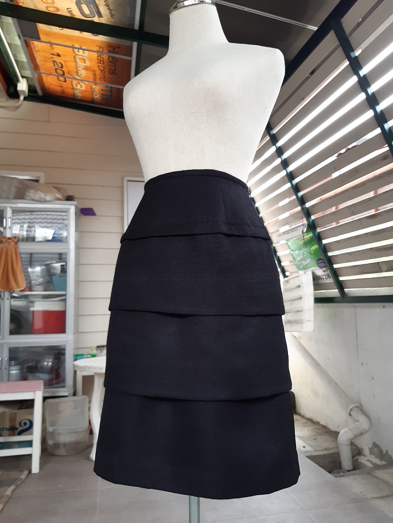 กระโปรงระบายชั้นๆ สีดำ