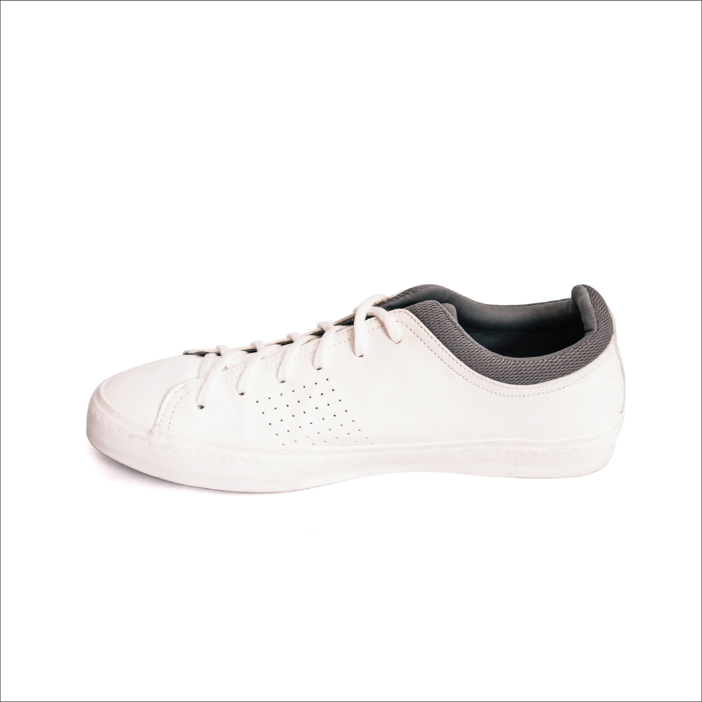 G 150012 รองเท้าผ้าใบ ZARA ราคาเช่า 120 บาท ต่อ 1 วัน