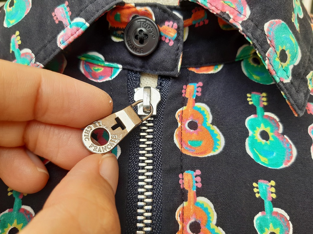 เสื้อเชิ้ตแขนสั้นสีกรมท่าลายกีต้าร์