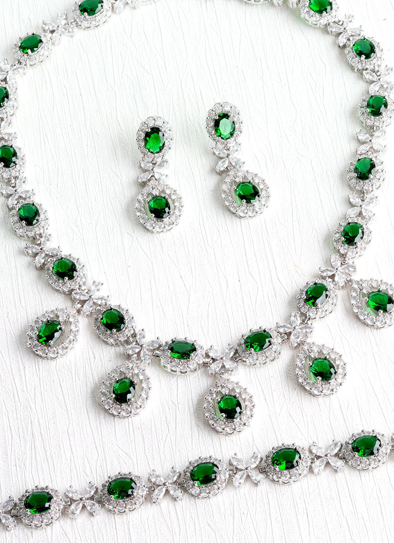 EMERALD 18K WHITE GOLD NECKLACE EARRING BRACELETS สร้อยคอ ต่างหู สร้อยข้อมือ มรกต ล้อมเพชร ทอง 18K Pre-order