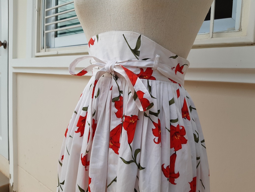 กระโปรงสีขาวลายดอกไม้สีแดงแสด