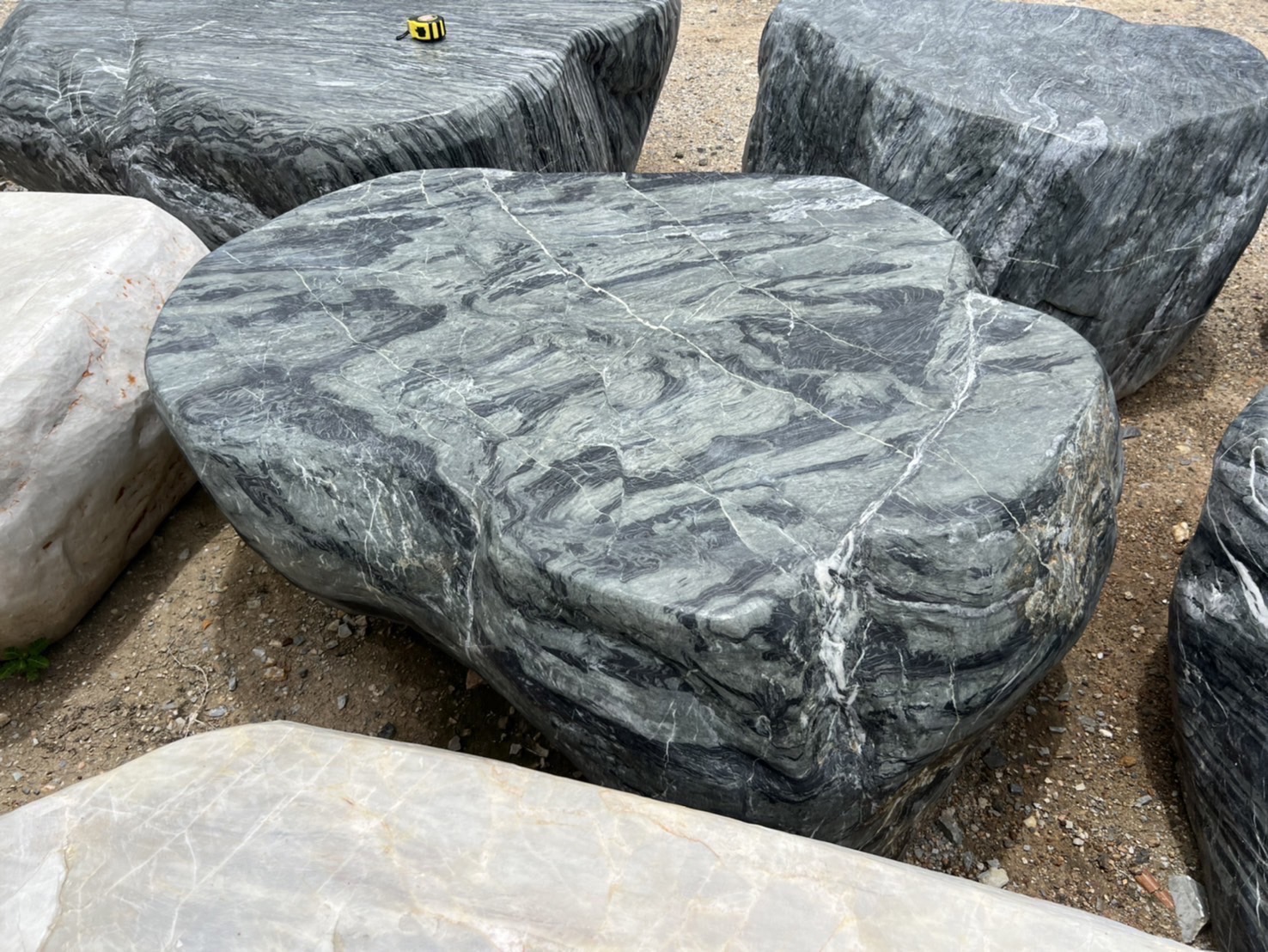 หินดำลายปาดหน้าเรียบ