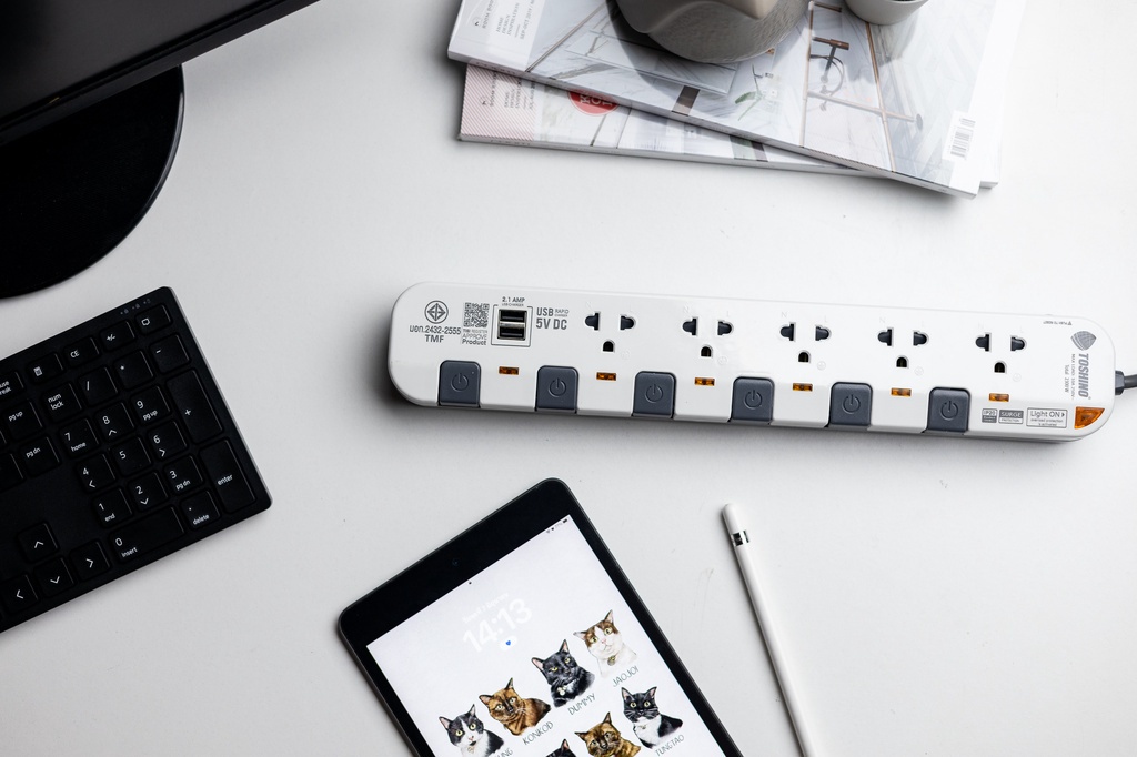 TOSHINO รางปลั๊กไฟ 4 ช่อง 4 สวิตซ์ สีขาว-เทา หัวปลั๊ก 90 องศา 5เมตร รุ่น P4375 WGS โตชิโน่