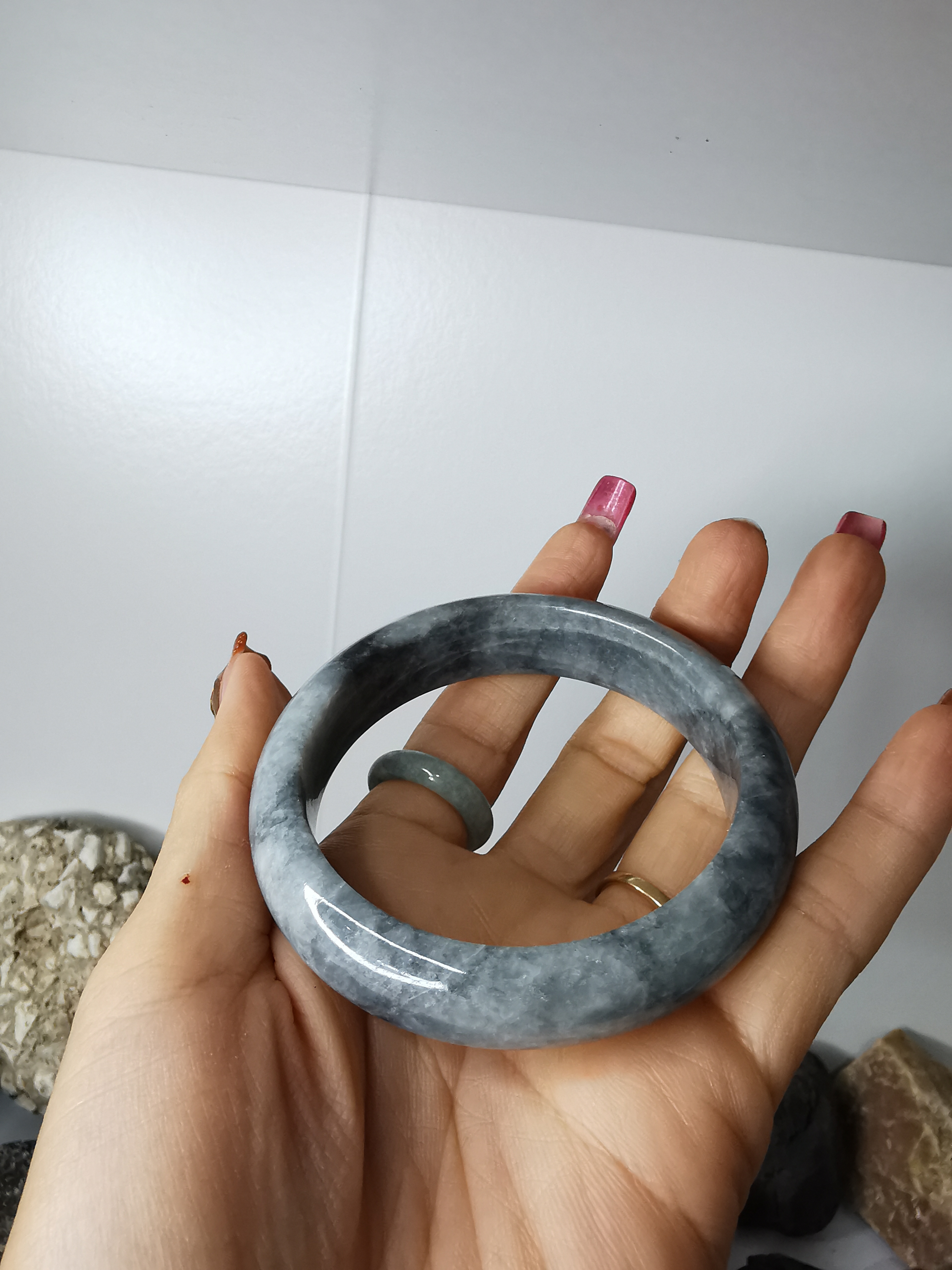 Grey Black Jade Bangle กำไลหยกเจไดต์แท้ Diameter/ เส้นผ่านศูนย์กลางด้านใน 58 mm.