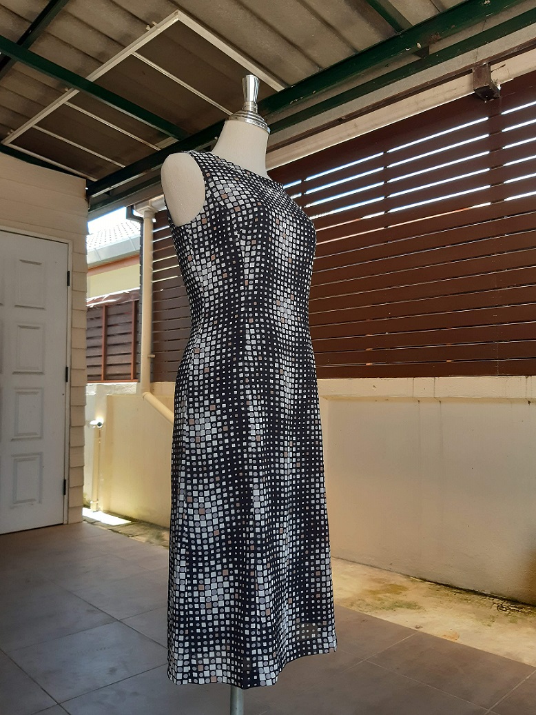 เดรสญี่ปุ่นมือสองลายกราฟฟิคสีดำ ผ้าชีฟองแขนกุด