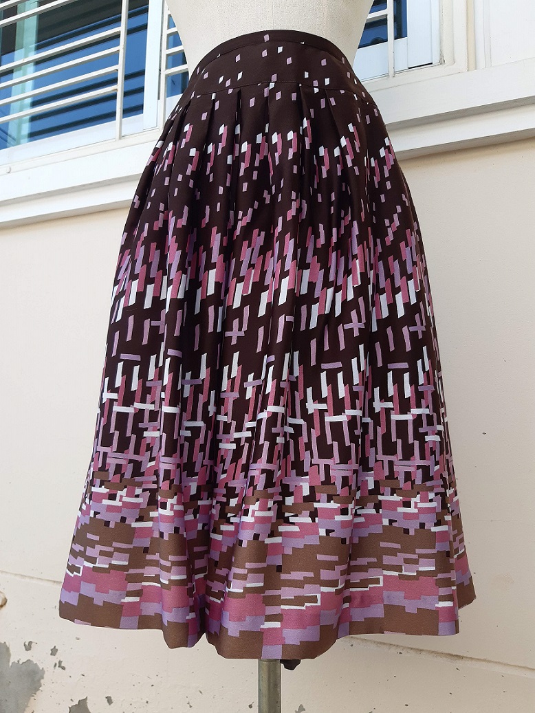 ชุดเซ็ตวินเทจ เสื้อกลิตเตอร์สีม่วง + กระโปรงลายกราฟฟิค แบรนด์ Marie Claire