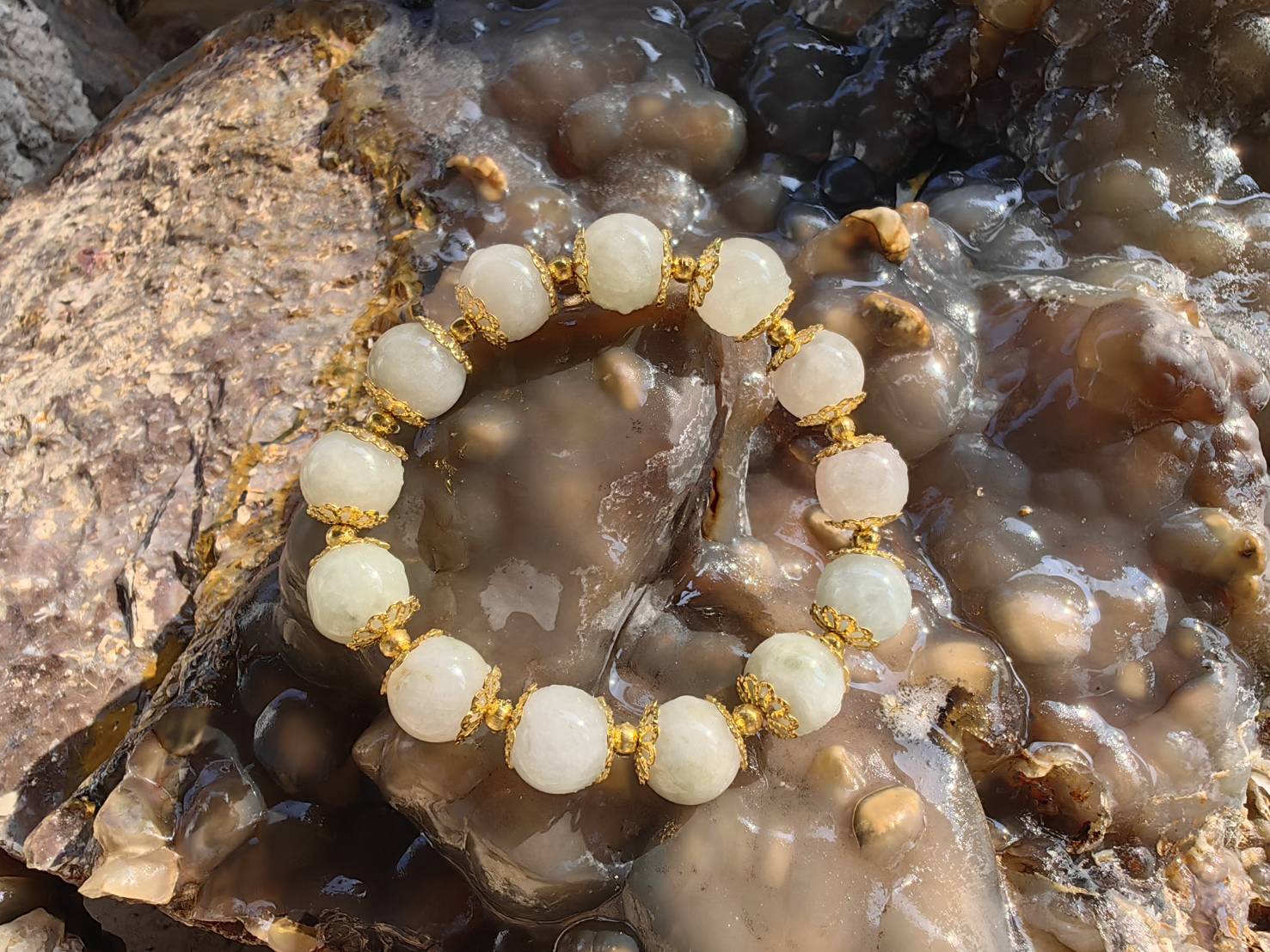 Burmese Jadeite Bracelets (White) Round 10 mm. Flower Gold Plated กำไลข้อมือหยกพม่า ขาว กลม 10 mm. คั่นดอกไม้ทอง Free Size