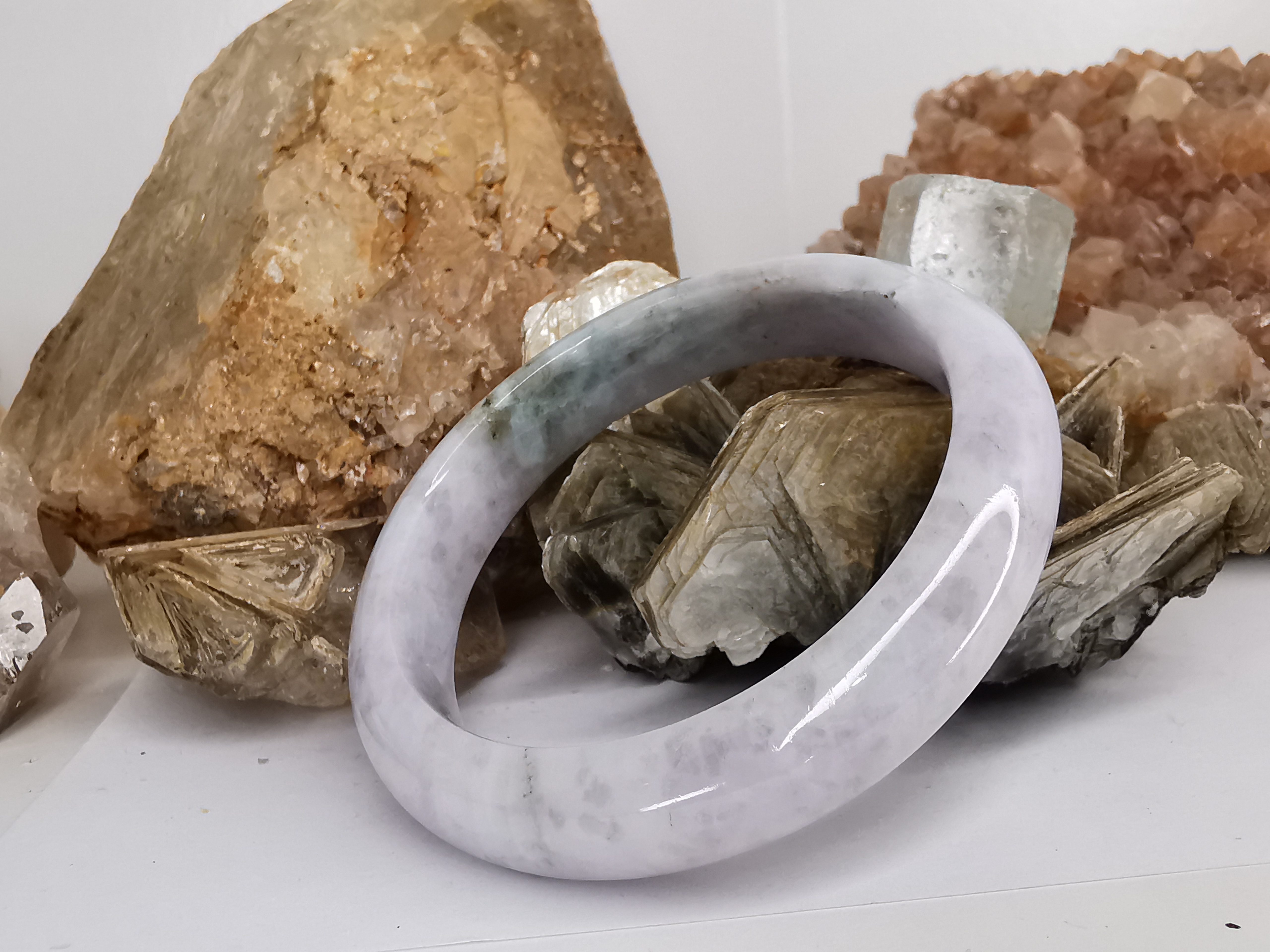 White Green Bangle กำไลหยกเจไดต์แท้ Diameter/ เส้นผ่านศูนย์กลางด้านใน 58 mm.