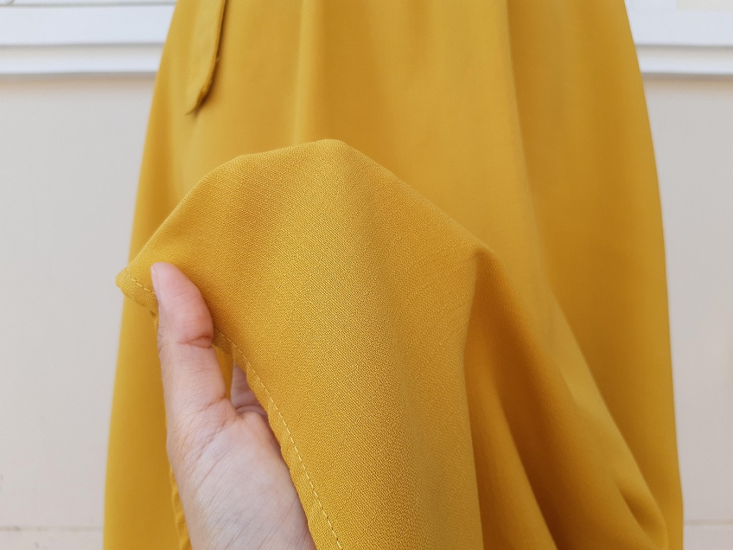 กระโปรงญี่ปุ่นมือสองสีเหลือง ผ้าพลิ้วทิ้งตัว