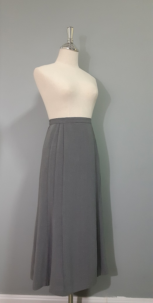 กระโปรงยาวคลุมเข่าสีเทา