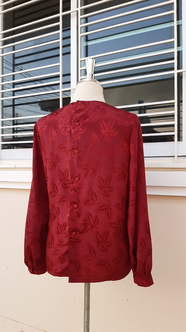เสื้อวินเทจซาตินสีแดง