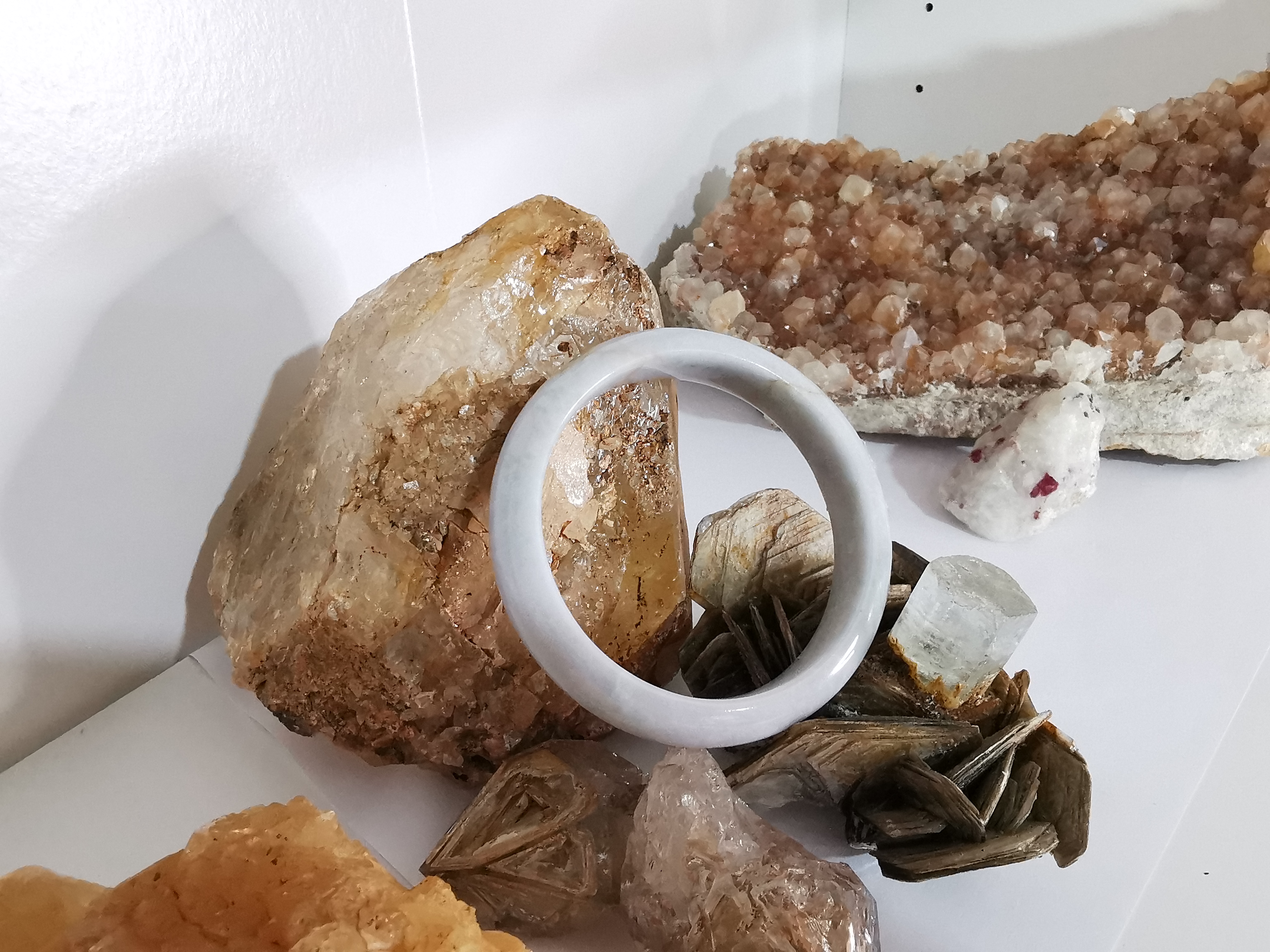 White Green Bangle กำไลหยกเจไดต์ Diameter/ เส้นผ่านศูนย์กลางด้านใน 63 mm.