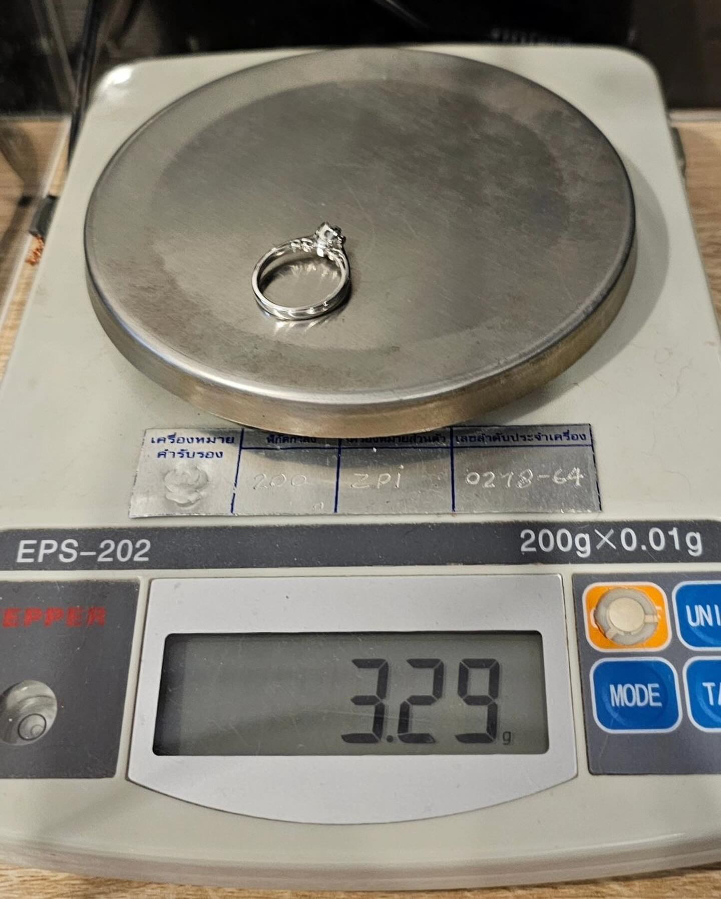 🚫ปิดการขาย(SoIdOut)🚫แหวนทองคำขาว 18K เพชรเกสร 34 ตัง 1 เม็ด น้ำ 100(D) VVS2 3 Excellent GIA: 1269949832 ใบสำเนา ฝังเพชรด้านใต้ 1.5 ตัง 2 เม็ด รวม 3 ตัง น้ำ 98-100 ความสะอาด vvs ไซส์ 52 น้ำหนัก 3.29 กรัม ราคา 24700.-(Net)